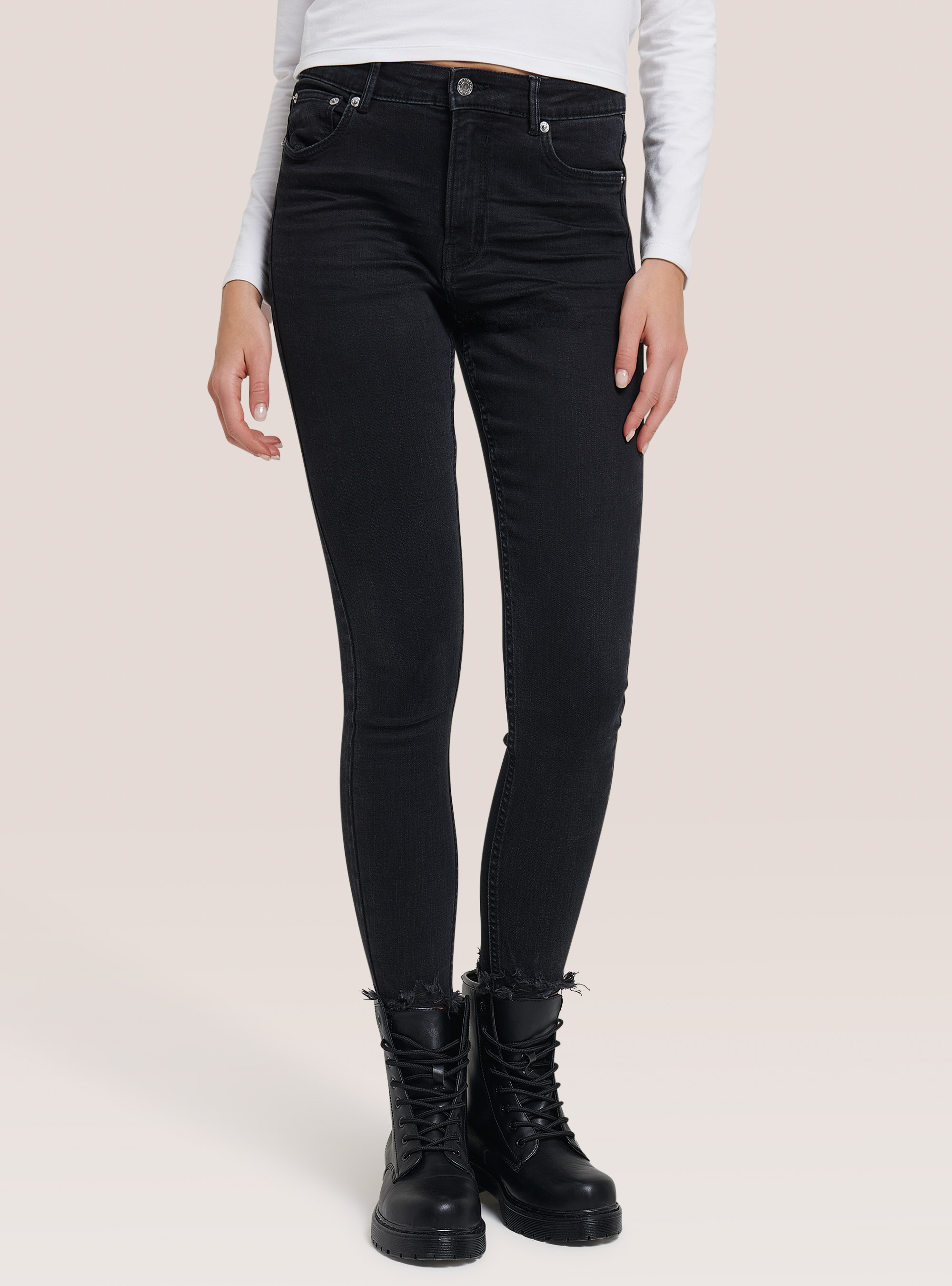 Vaqueros pitillo de cintura baja en denim el&aacute;stico, NEGRO