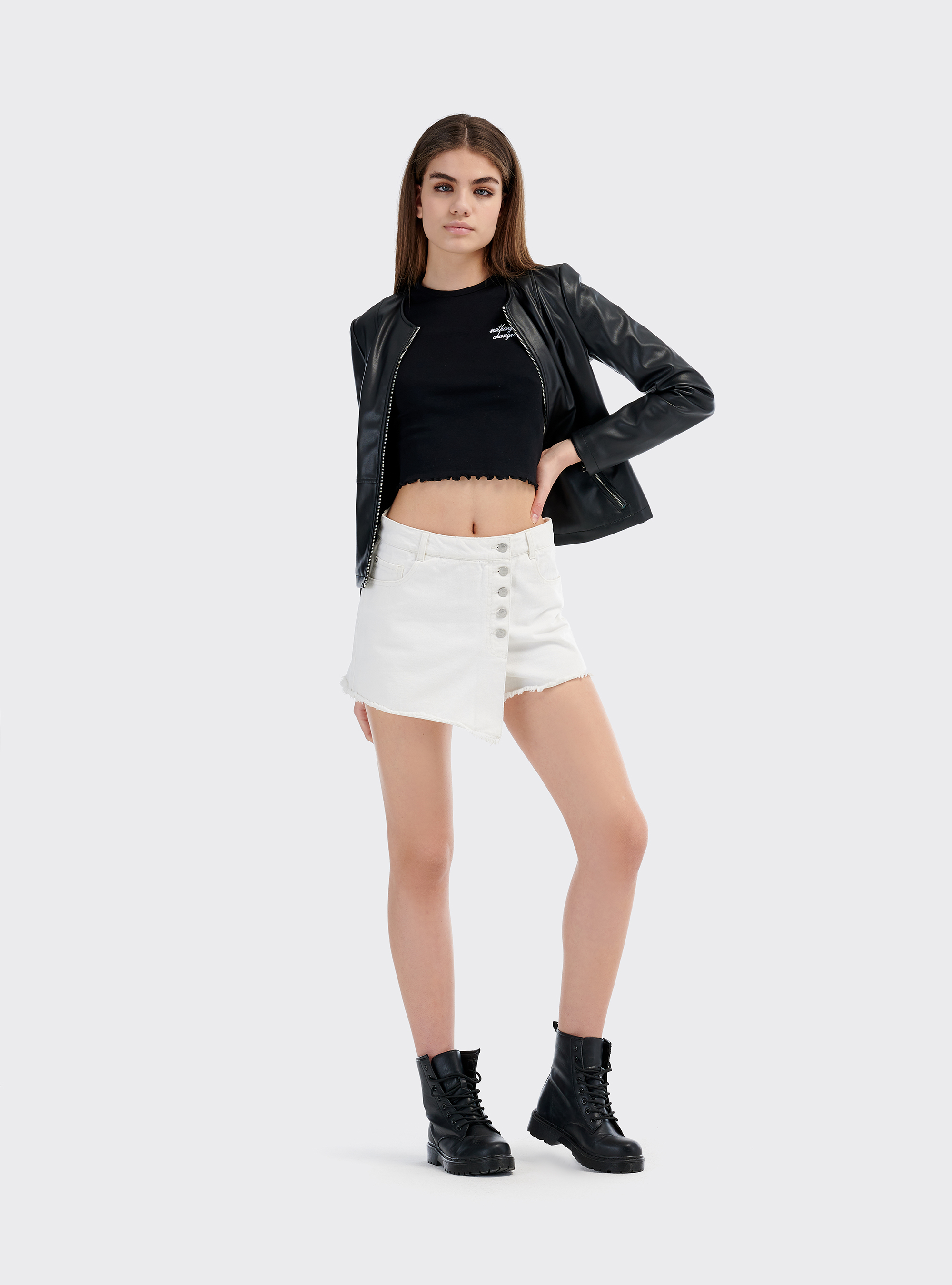 Maglietta cropped con ricamo, NERO