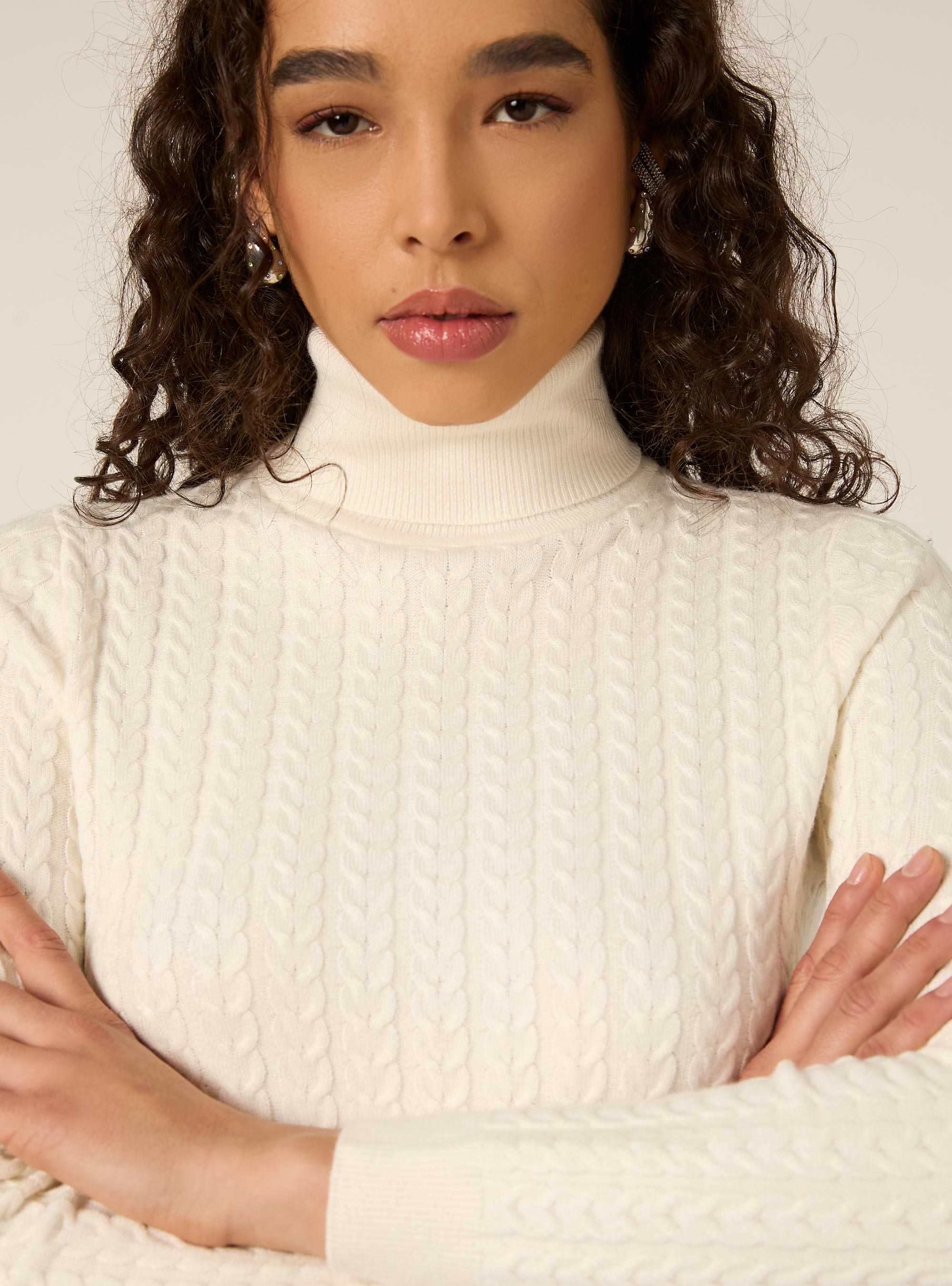 Maglia collo alto a trecce, WH2 WHITE