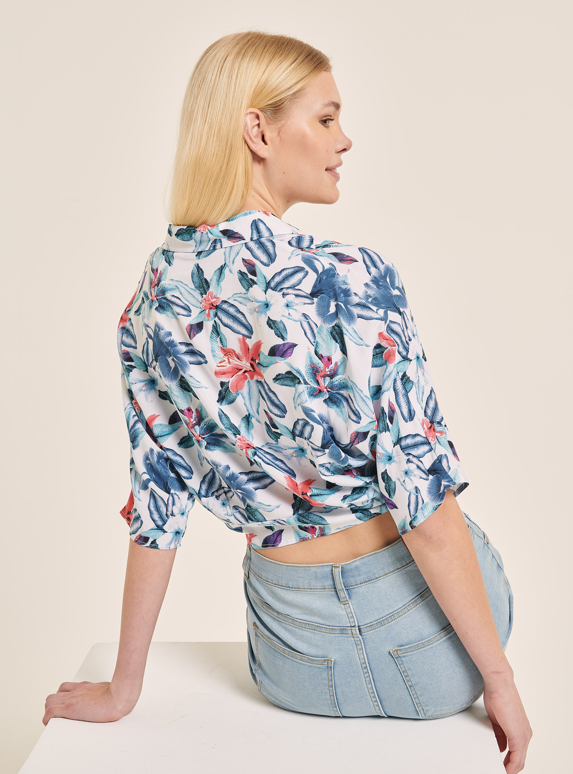 Cropped shirt with tropical flowers and knot, TROPICAL