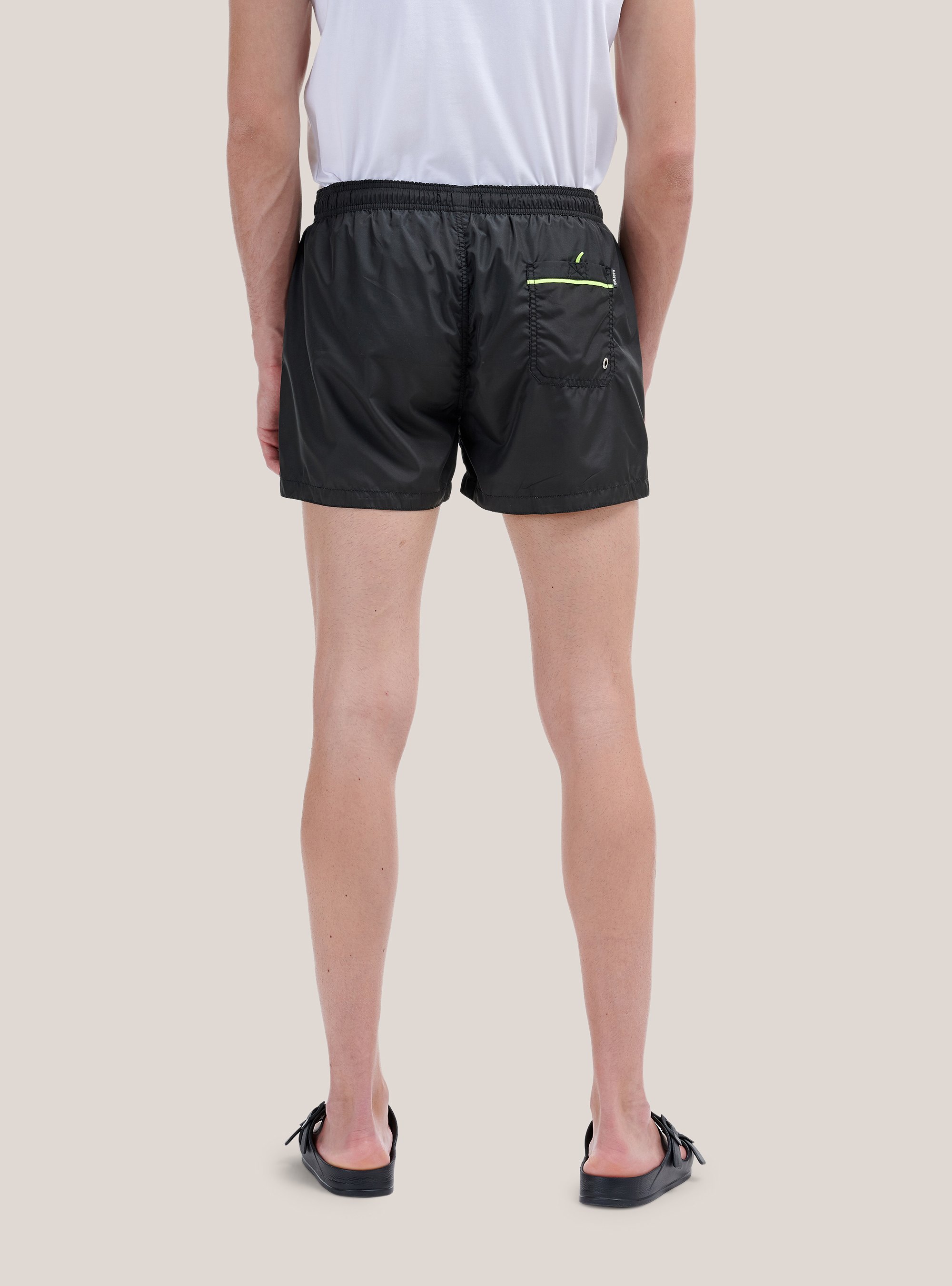 Ba&ntilde;ador con logo bordado y cord&oacute;n en contraste., NEGRO