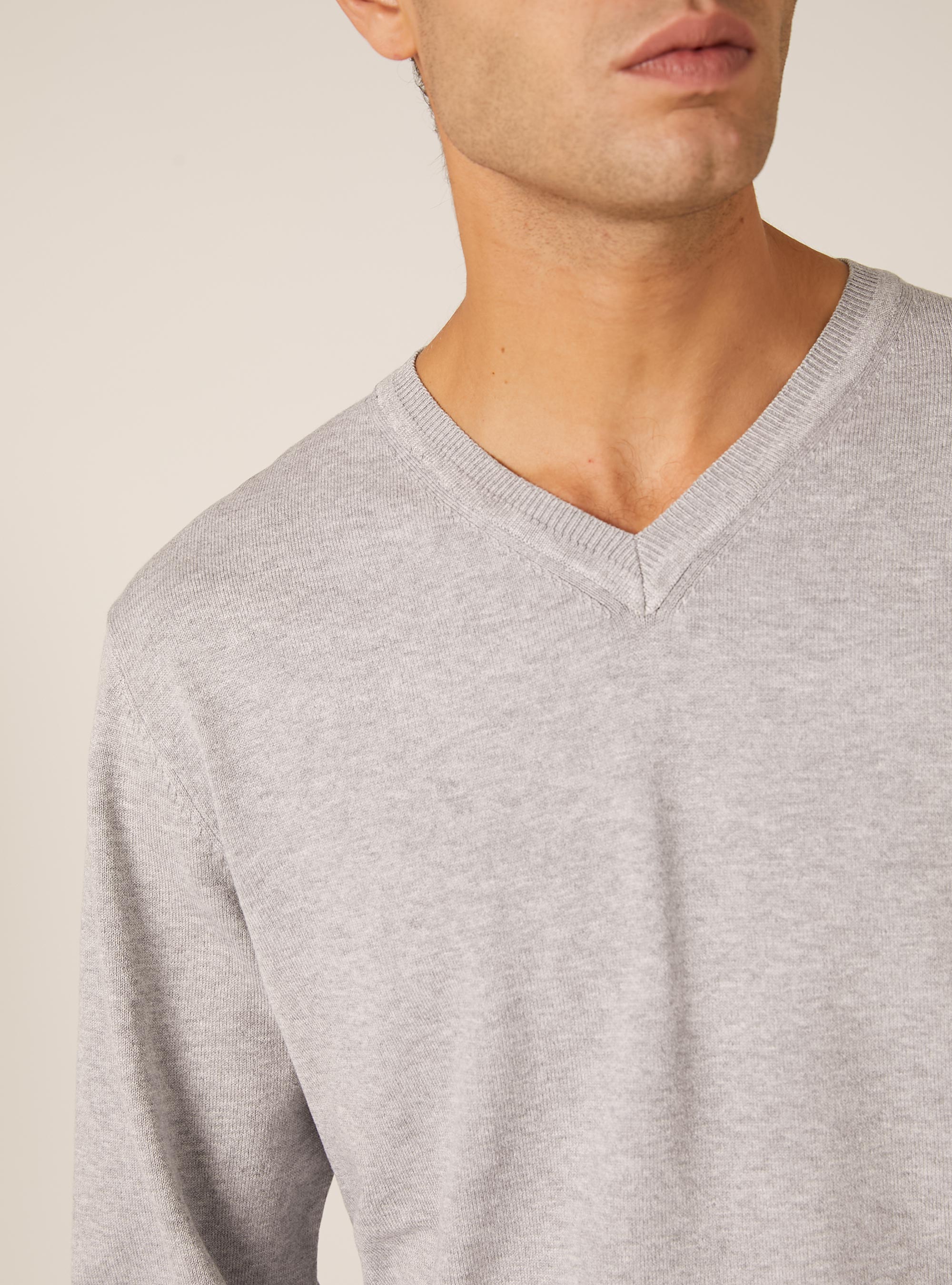 Pullover con scollo a V in viscosa Ecovero, MGY2 GREY MEL MEDIUM