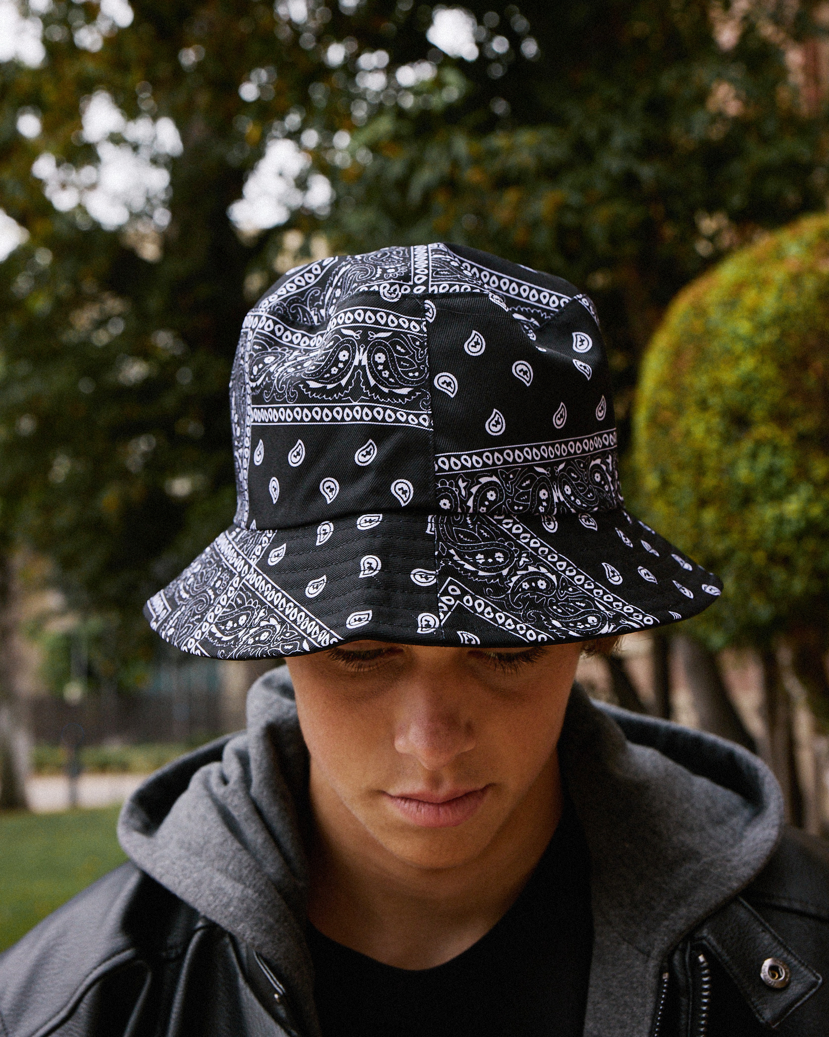 Cappello a secchiello con stampa paisley reversibile, C101 BLACK