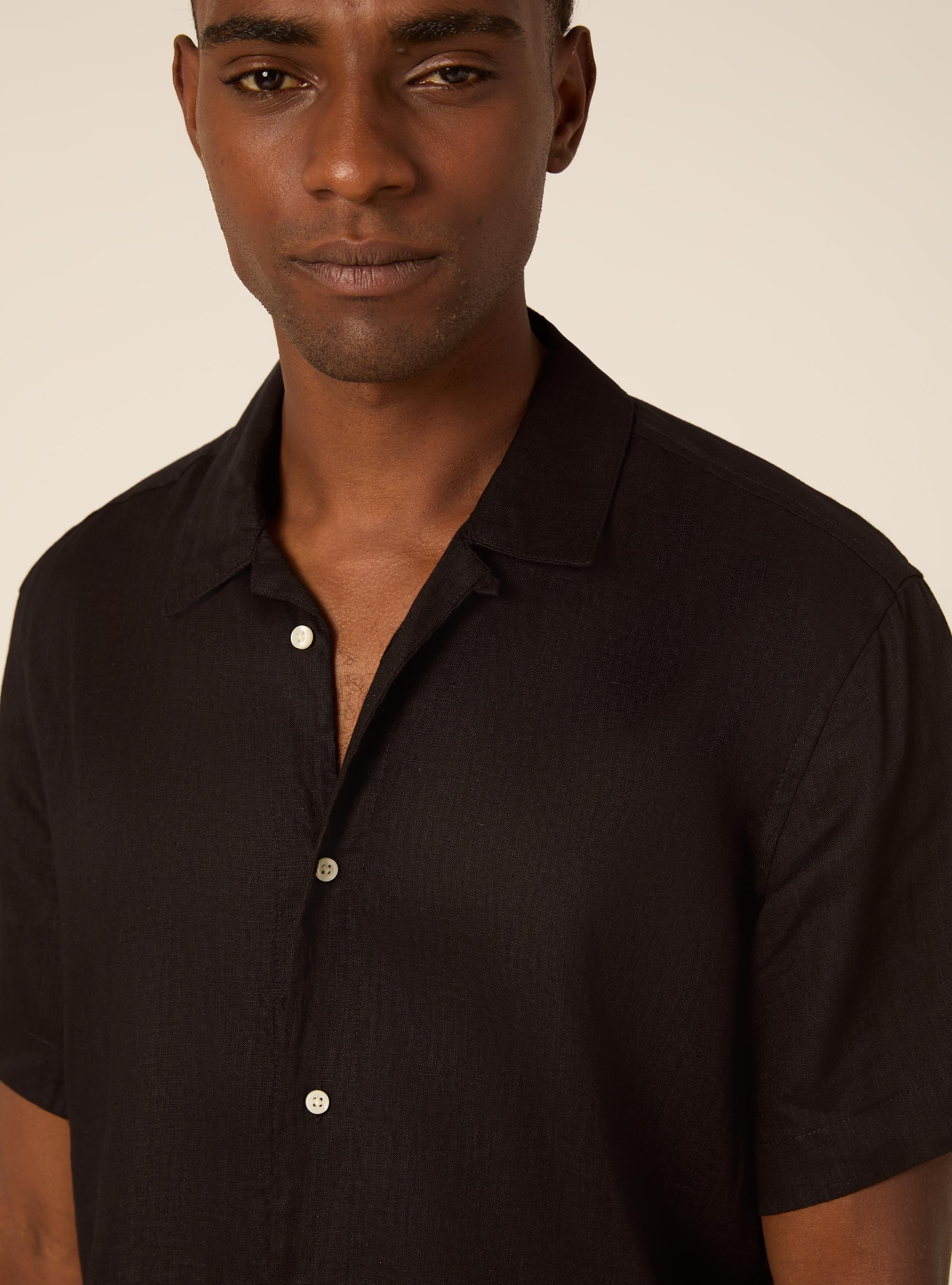 Camicia mezza manica in 100%lino collo bowling, BK1 BLACK