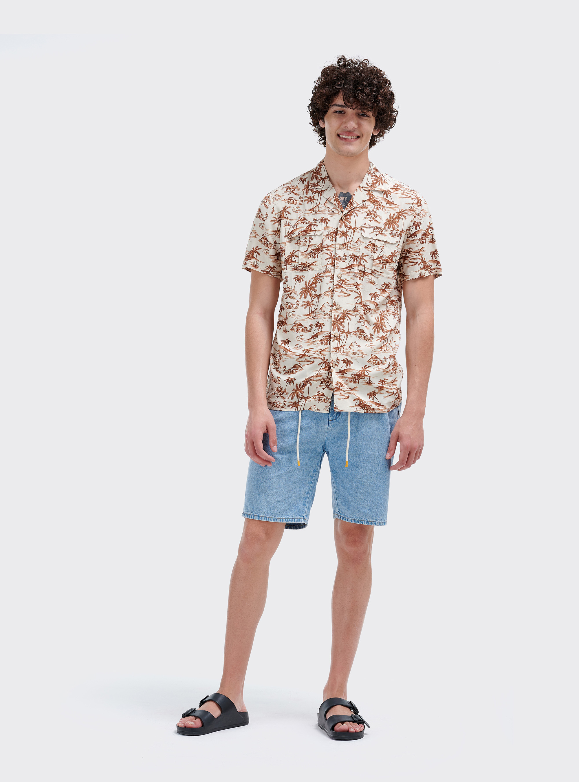 Camicia con stampa palme e due tasche, BEIGE/CAMMELLO