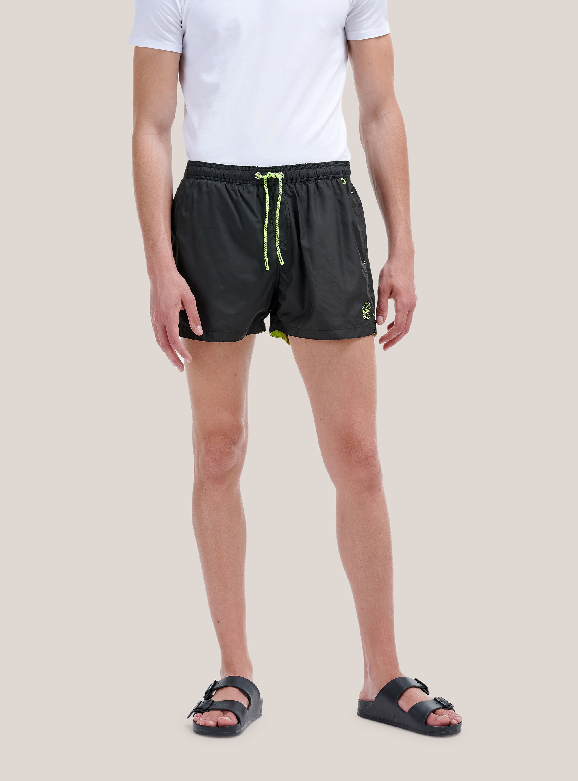 Ba&ntilde;ador con logo bordado y cord&oacute;n en contraste., NEGRO