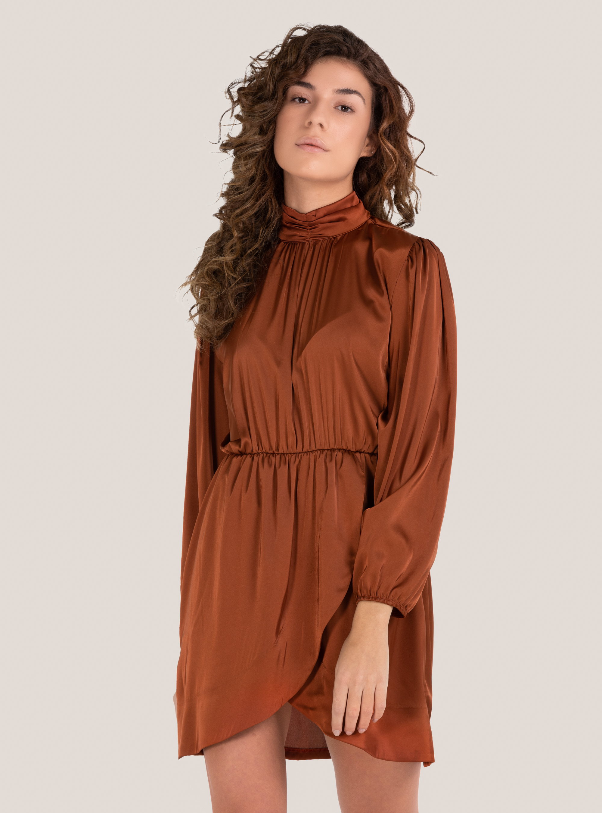 Abito in raso con gonna ad incrocio, C5620 CAMEL