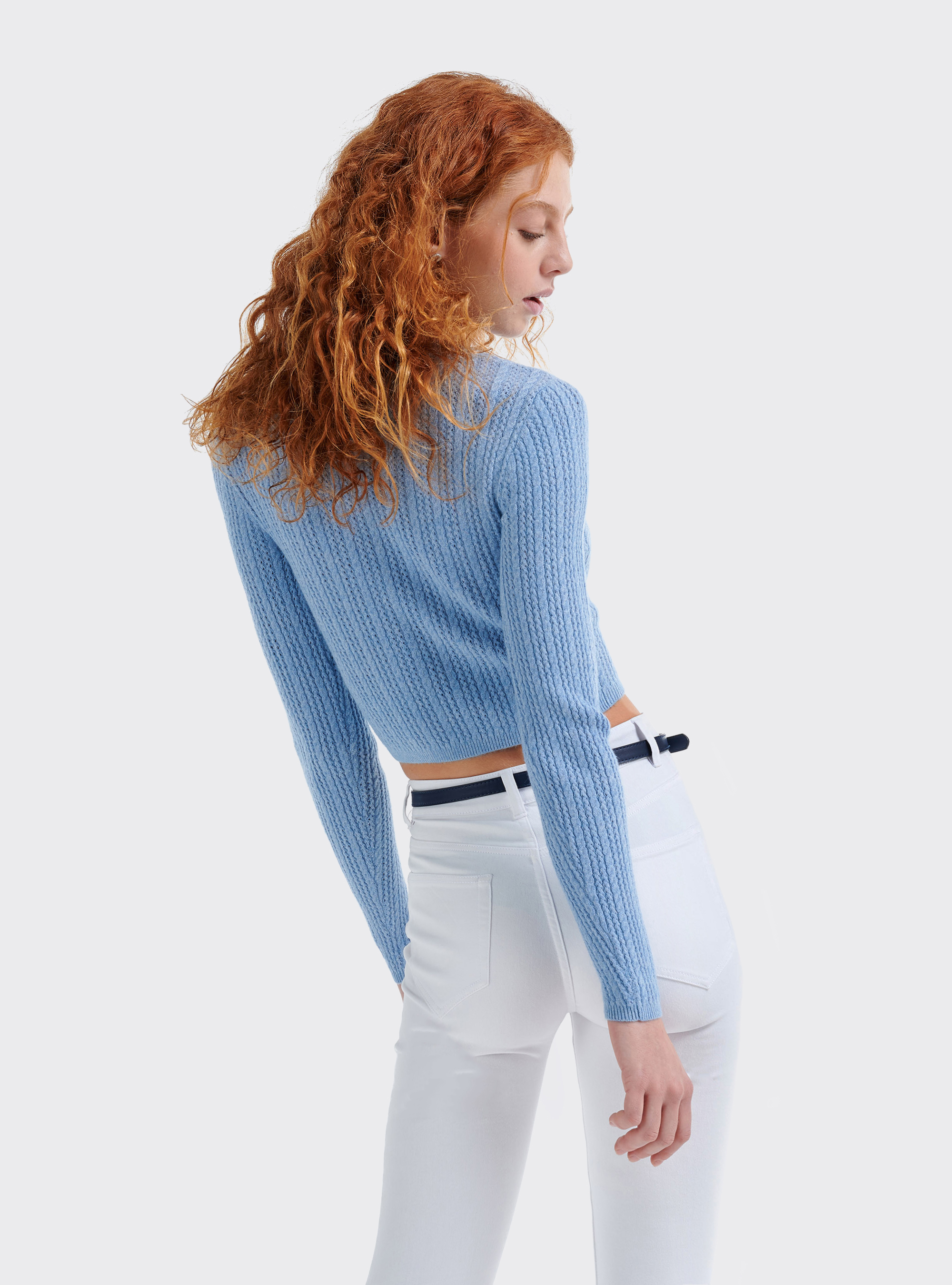 Pullover cropped con lavorazione a trecce piccole e stretch fit, C1188 AZURRE