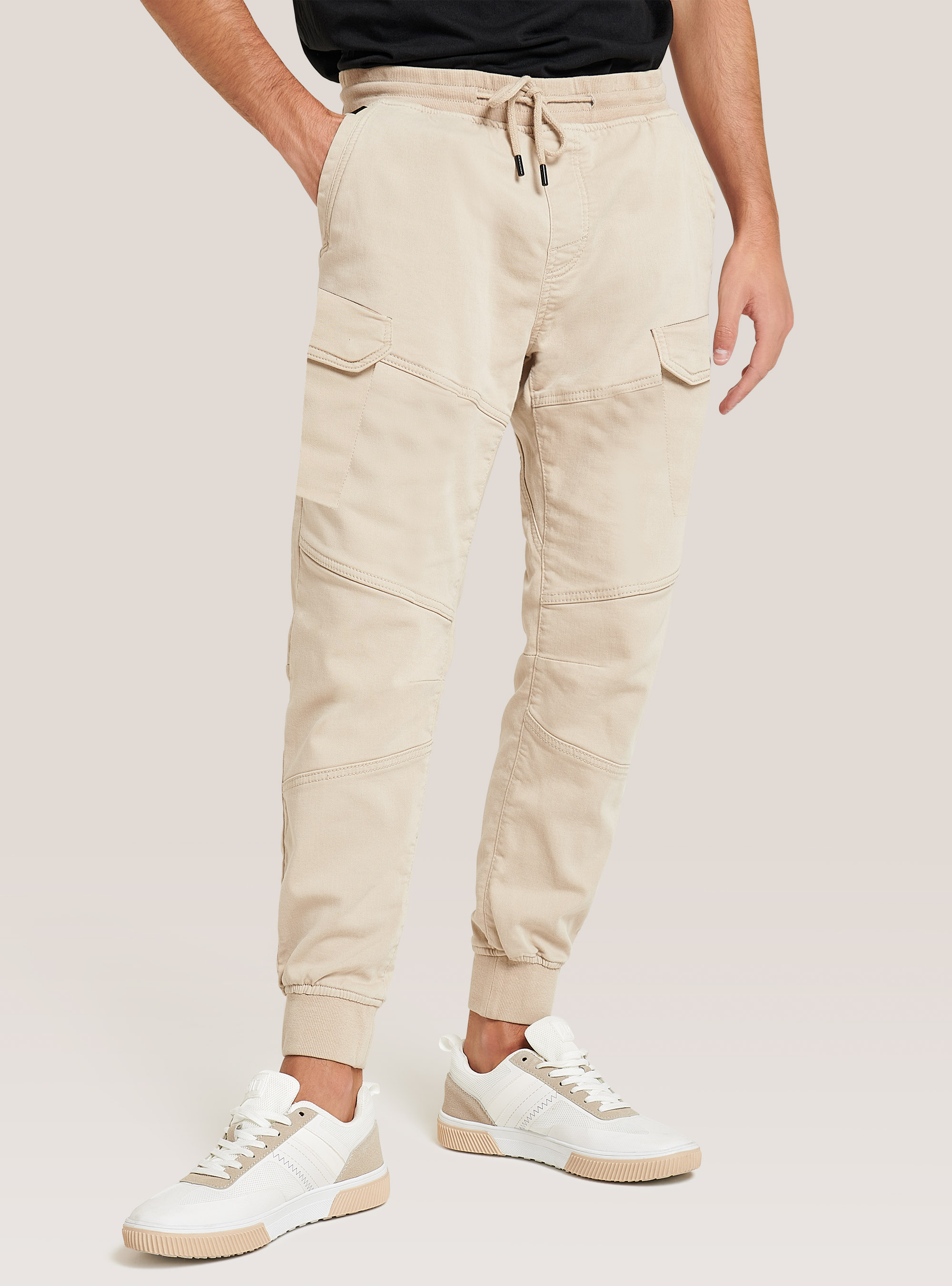 Jogger with drawstring hem and large pockets | Alcott | Trousers Uomo