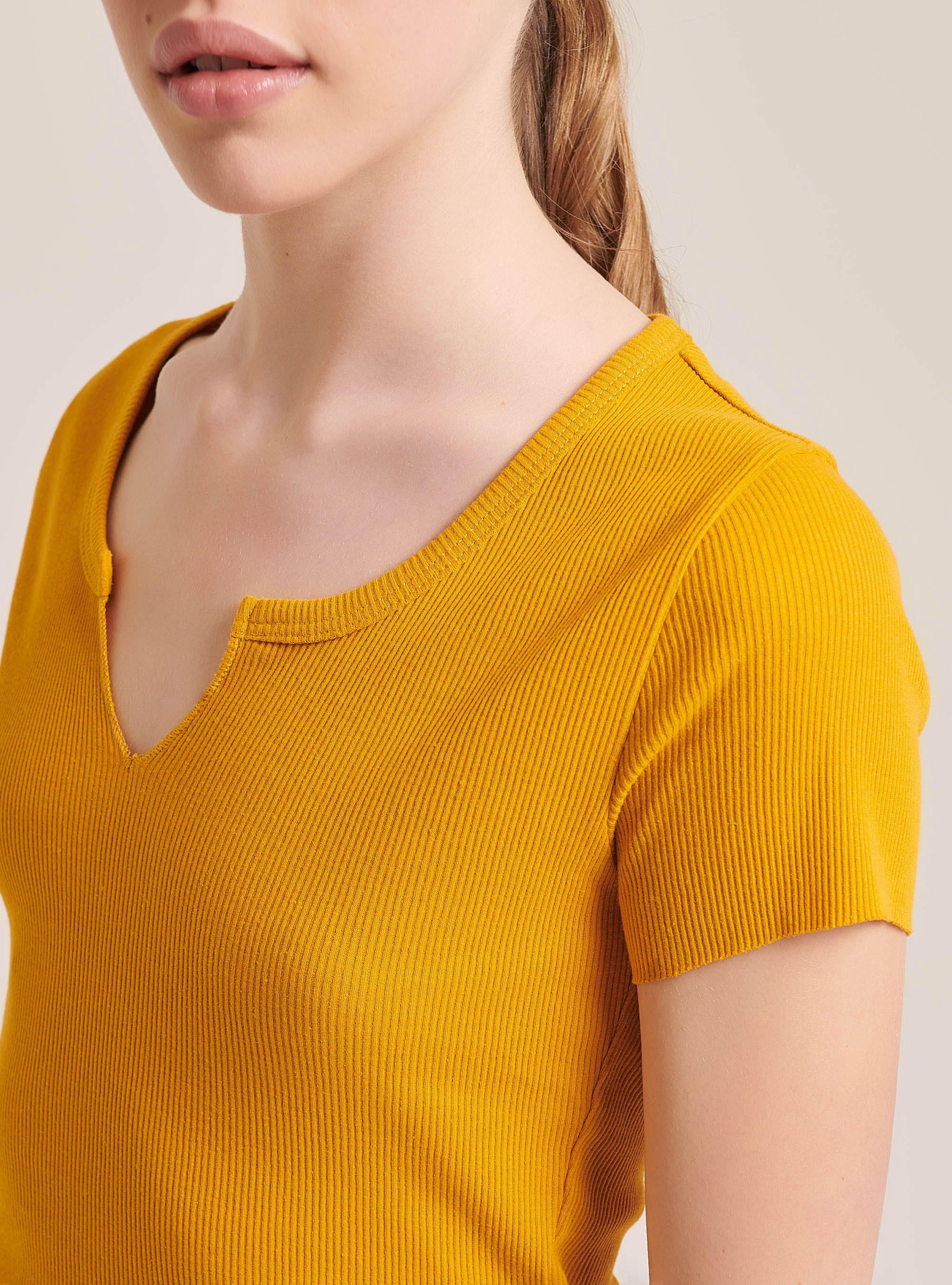 Maglietta cropped a costine con scollo a v taglio vivo, SENAPE