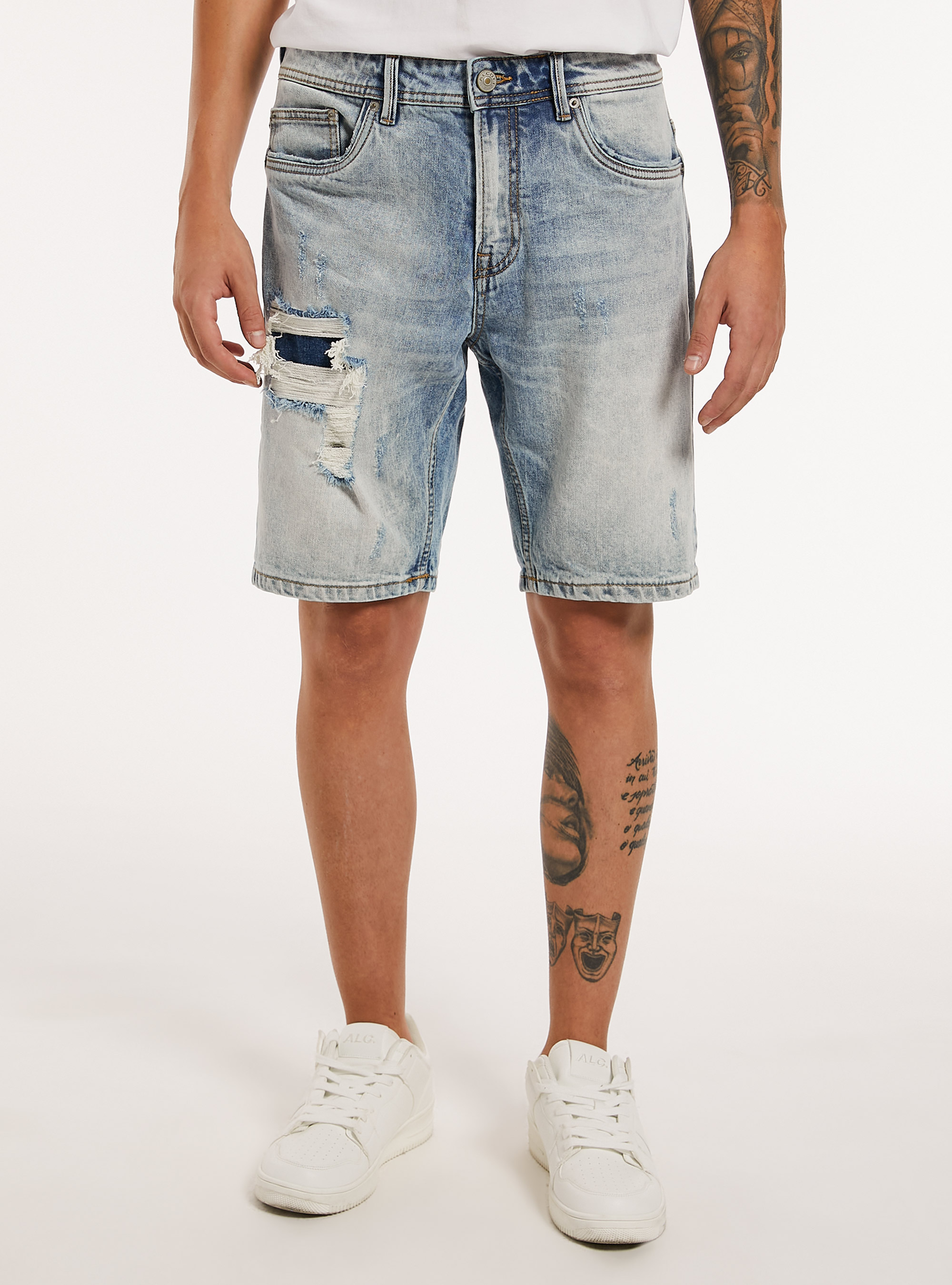 Bermuda en denim stretch &agrave; coupe &eacute;troite avec d&eacute;chirures, D005 LIGHT BLUE