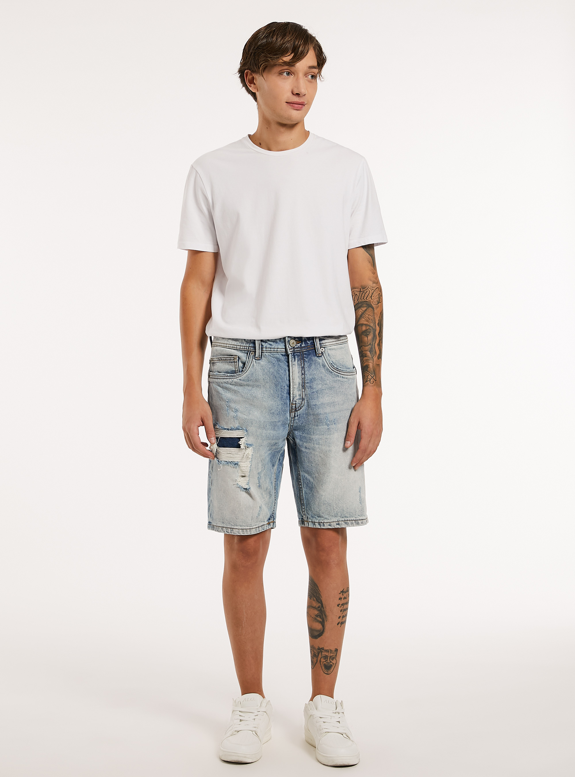 Bermuda en denim stretch &agrave; coupe &eacute;troite avec d&eacute;chirures, D005 LIGHT BLUE