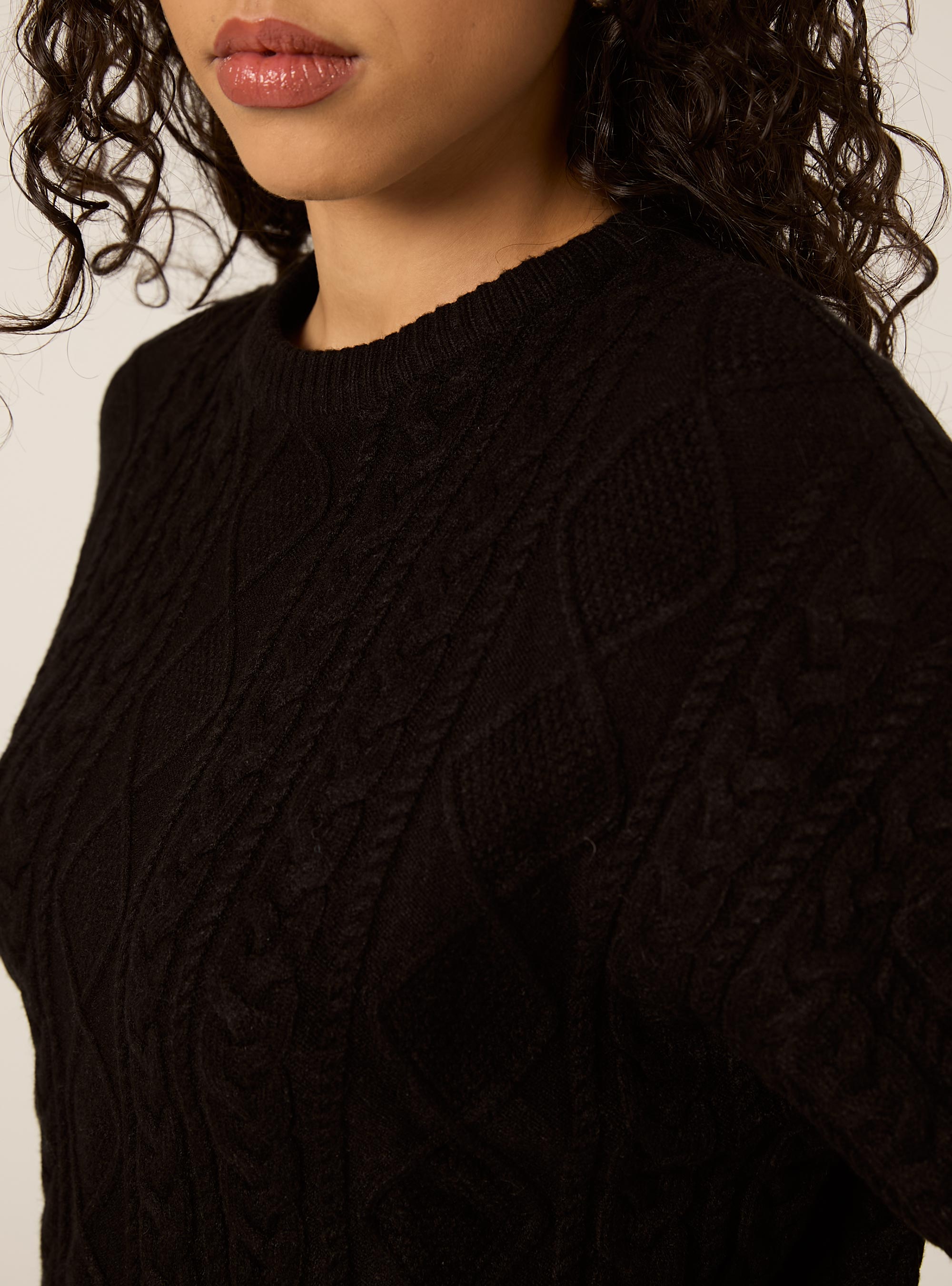 Maglia con collo rotondo a trecce, BK1 BLACK