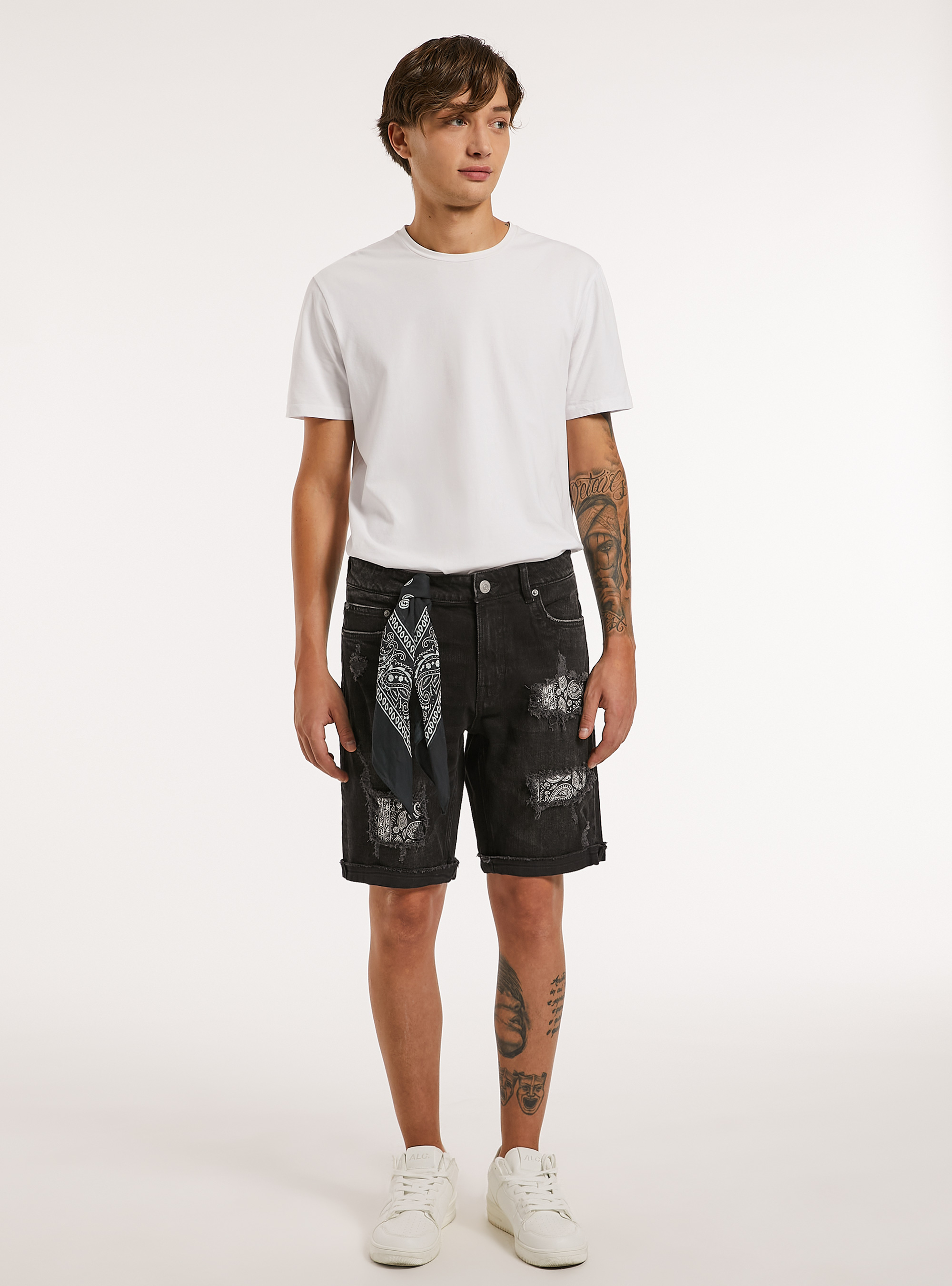 Stretch denim slim fit Bermuda shorts with rips, D000 BLACK