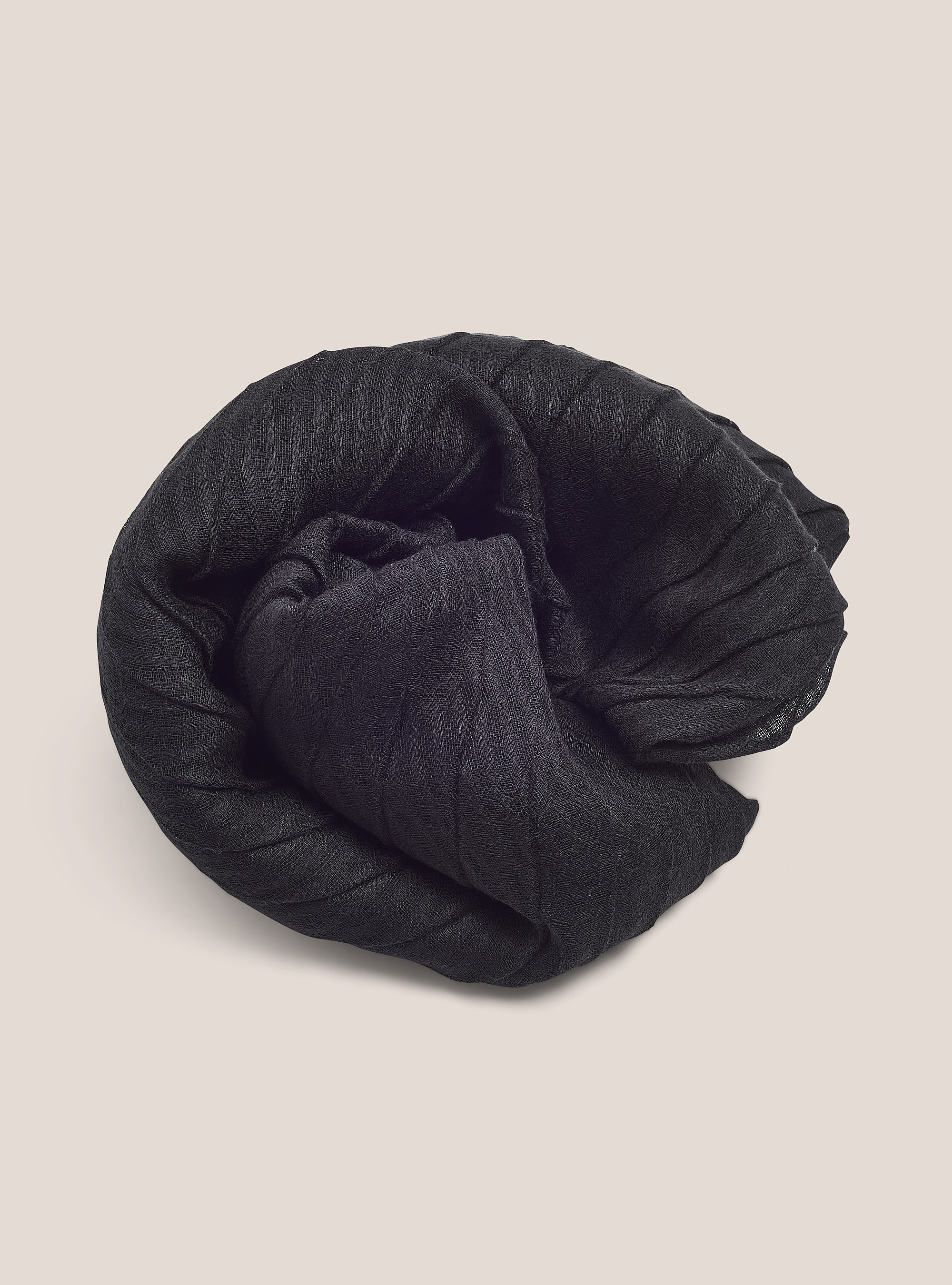 Lightweight scarf with fringes, BLACK