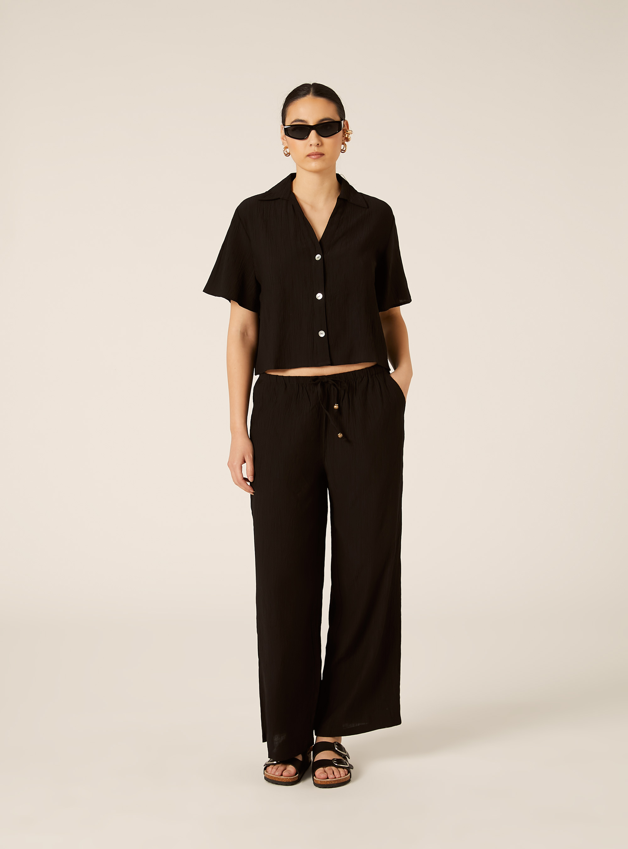 Pantaloni ampi con vita elasticizzata in crepe, NERO