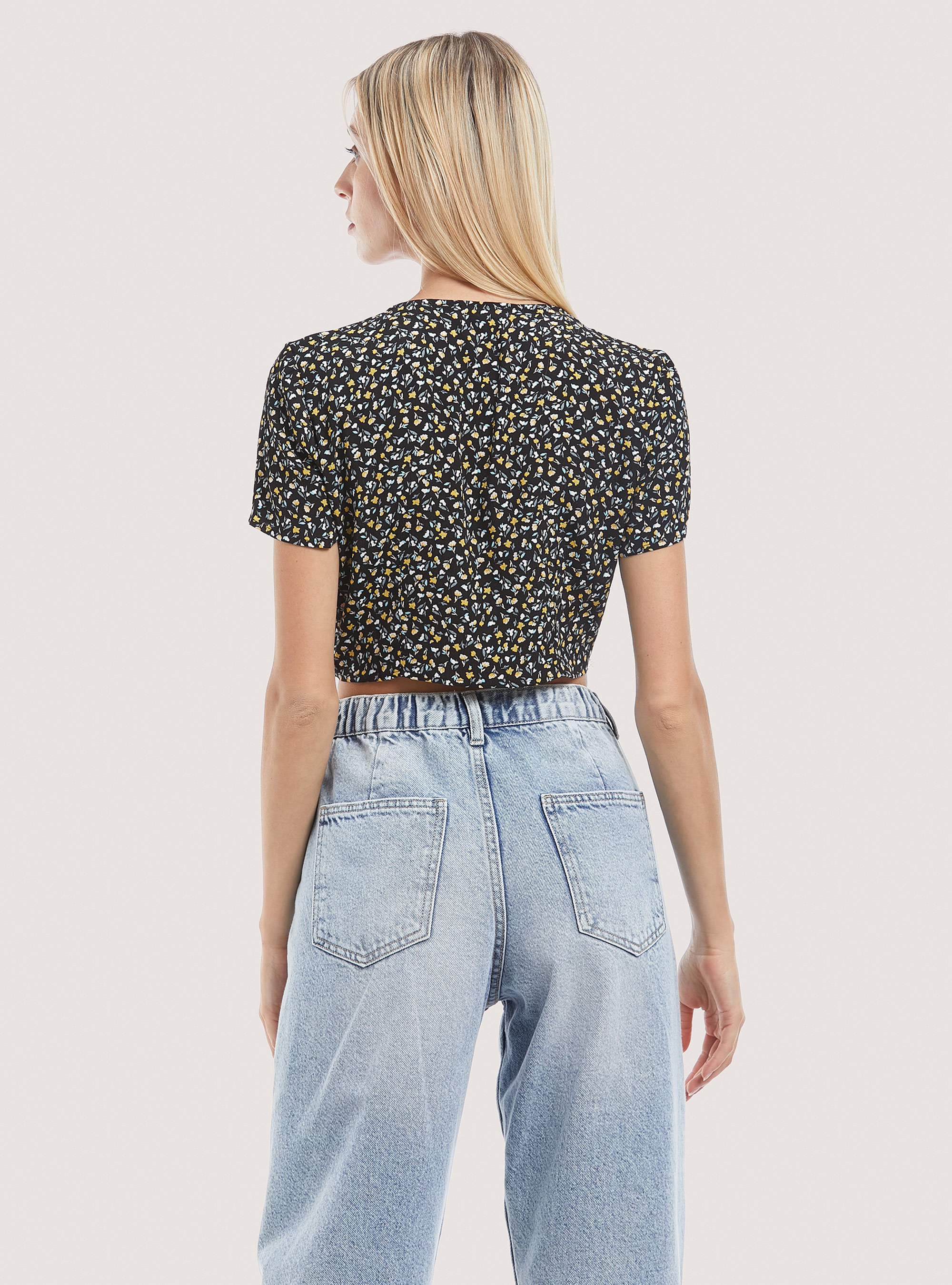 Gathered floral cropped blouse, BLACK