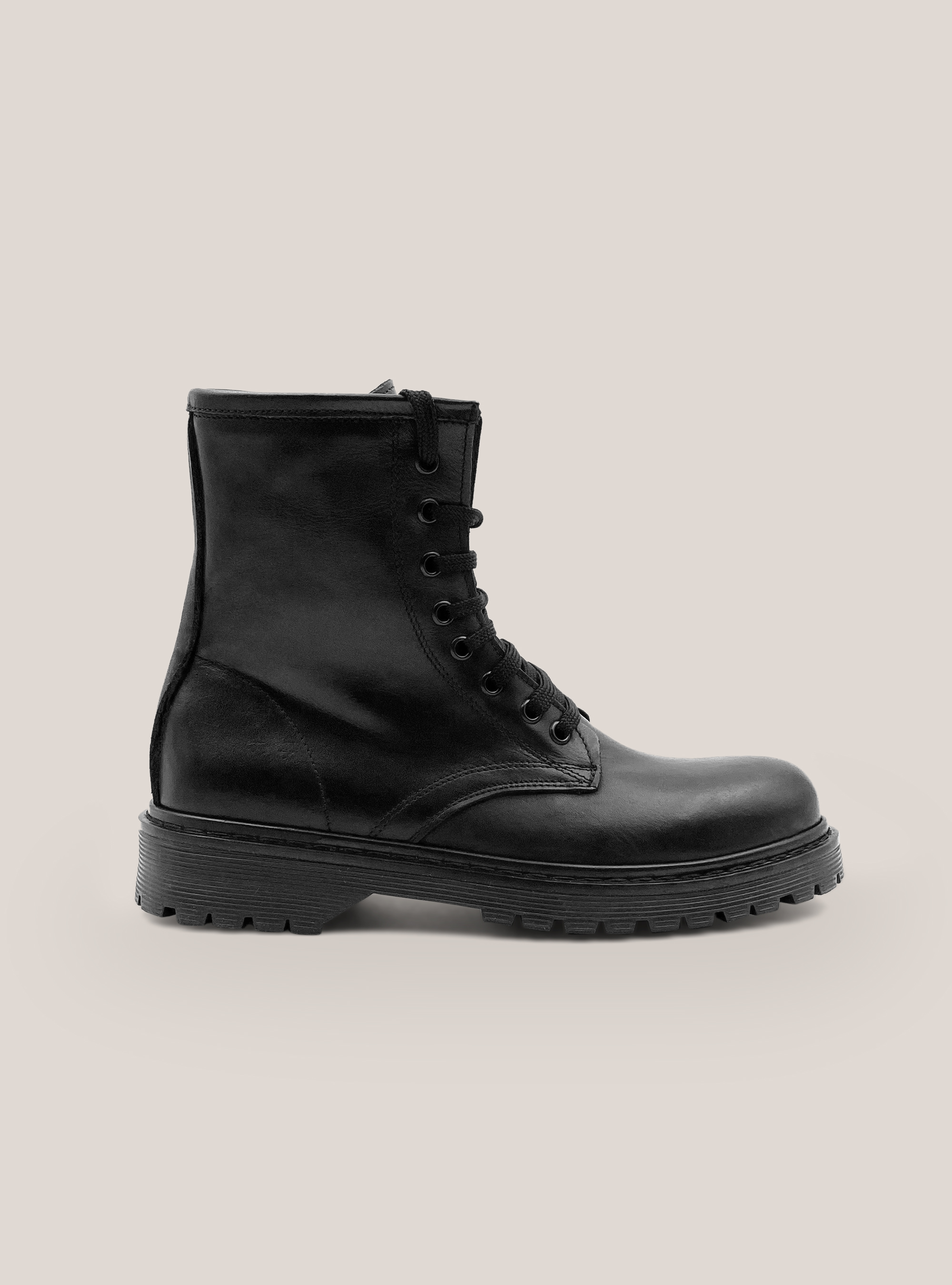 Anfibio vera pelle con suola track, NERO