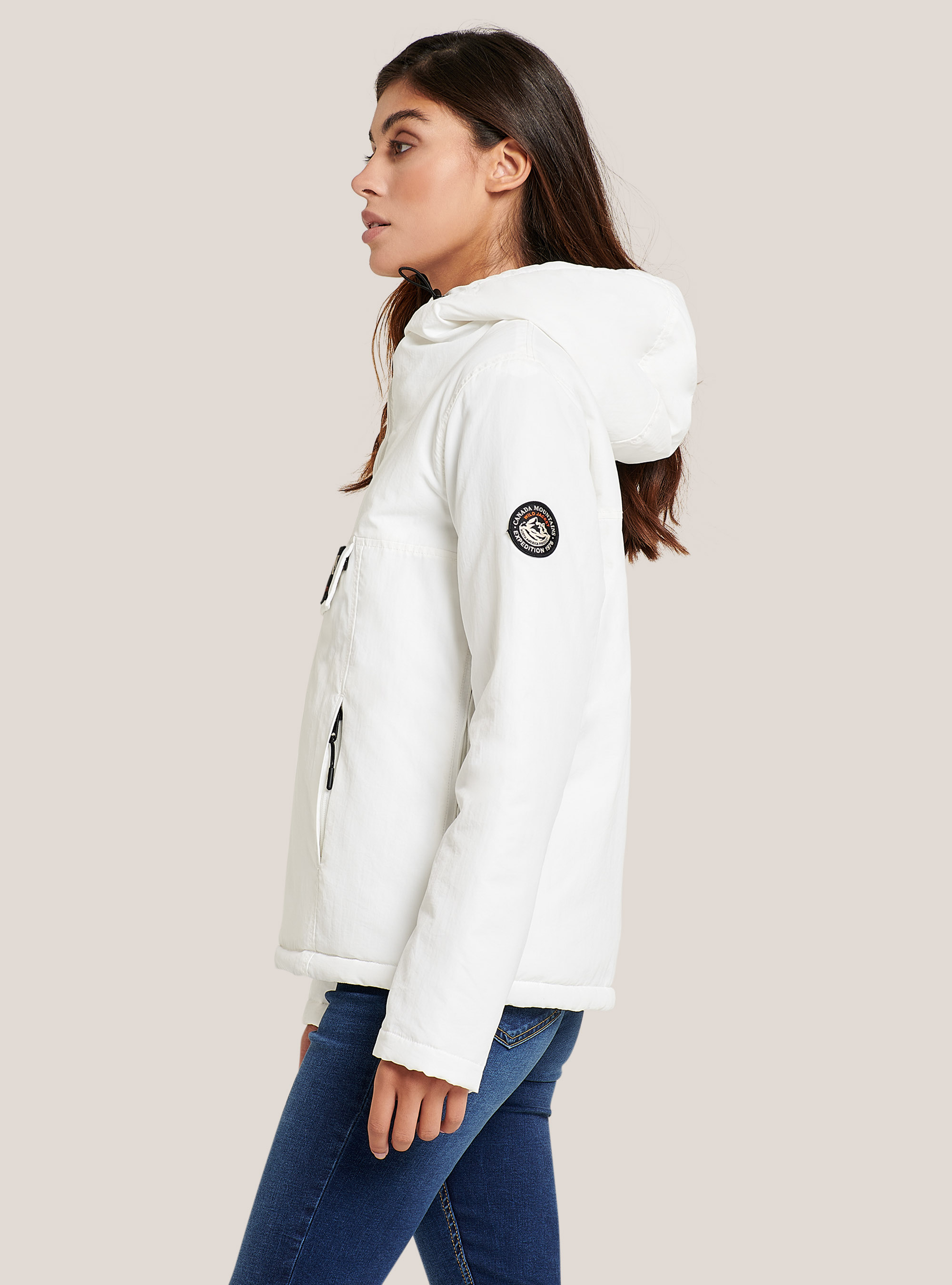 Chaqueta anorak con solapa frontal con parche y capucha, C018 WHITE
