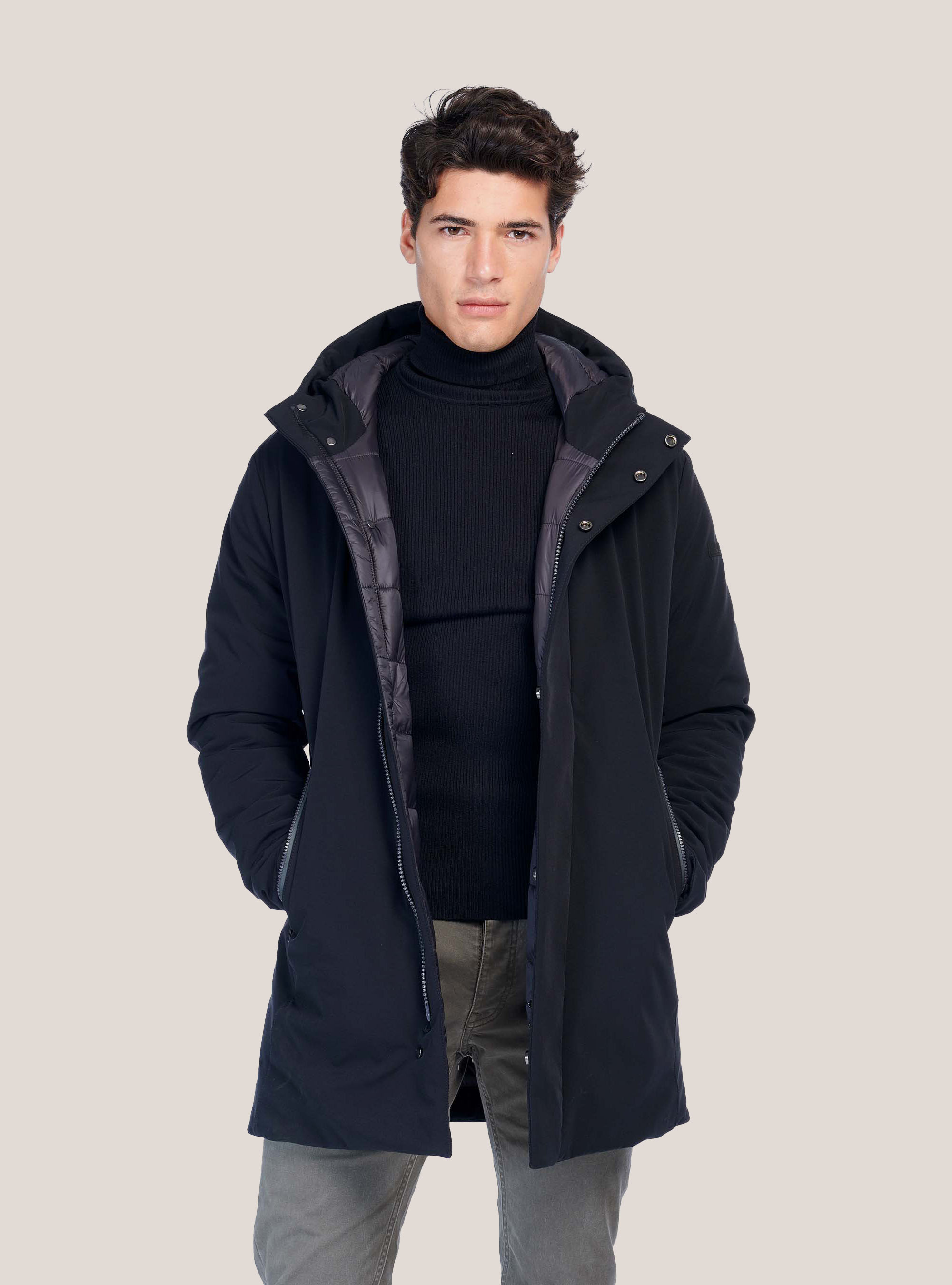 Giubbotto in tessuto tecnico con cappuccio, BLACK