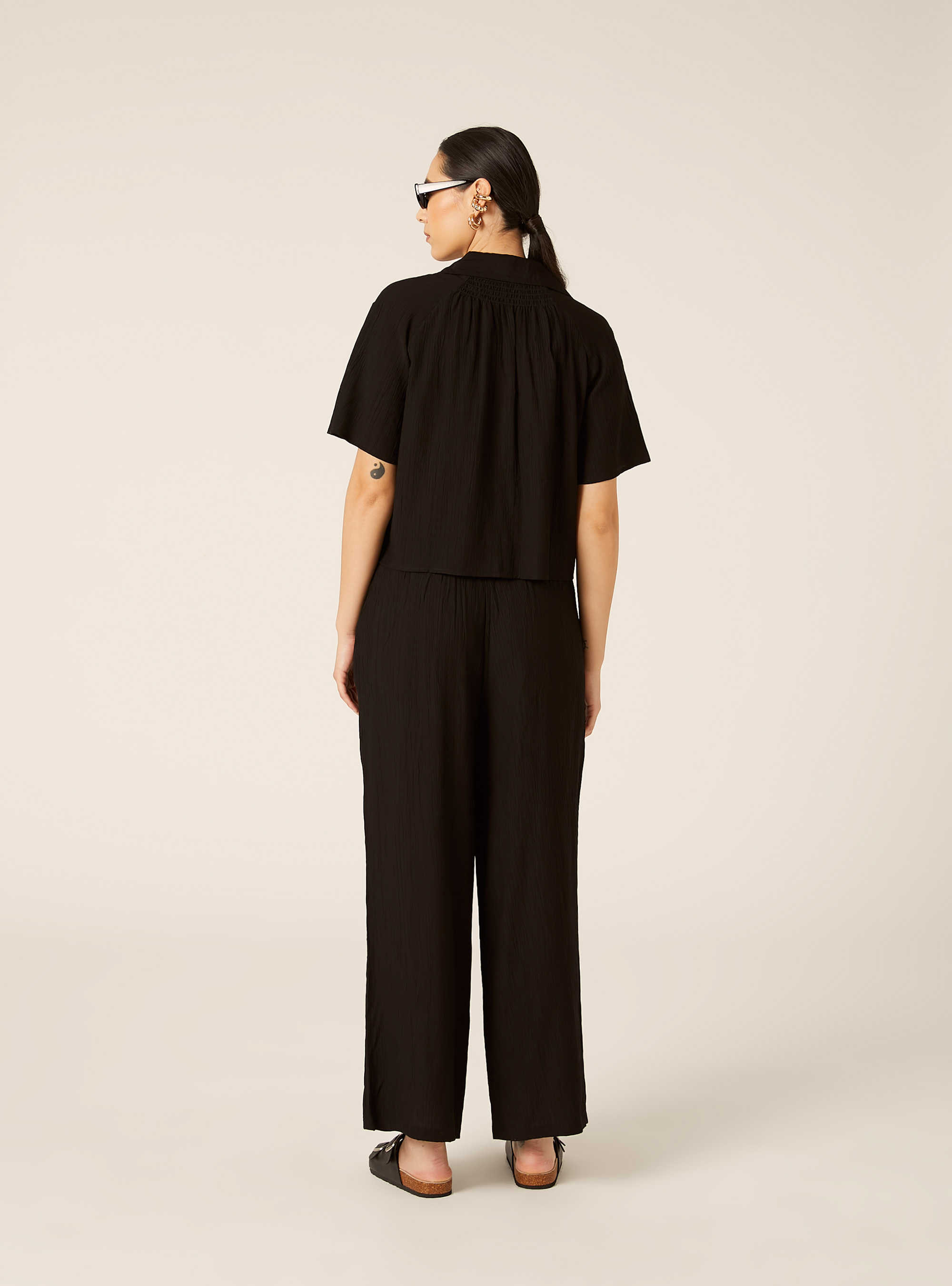 Pantaloni ampi con vita elasticizzata in crepe, NERO