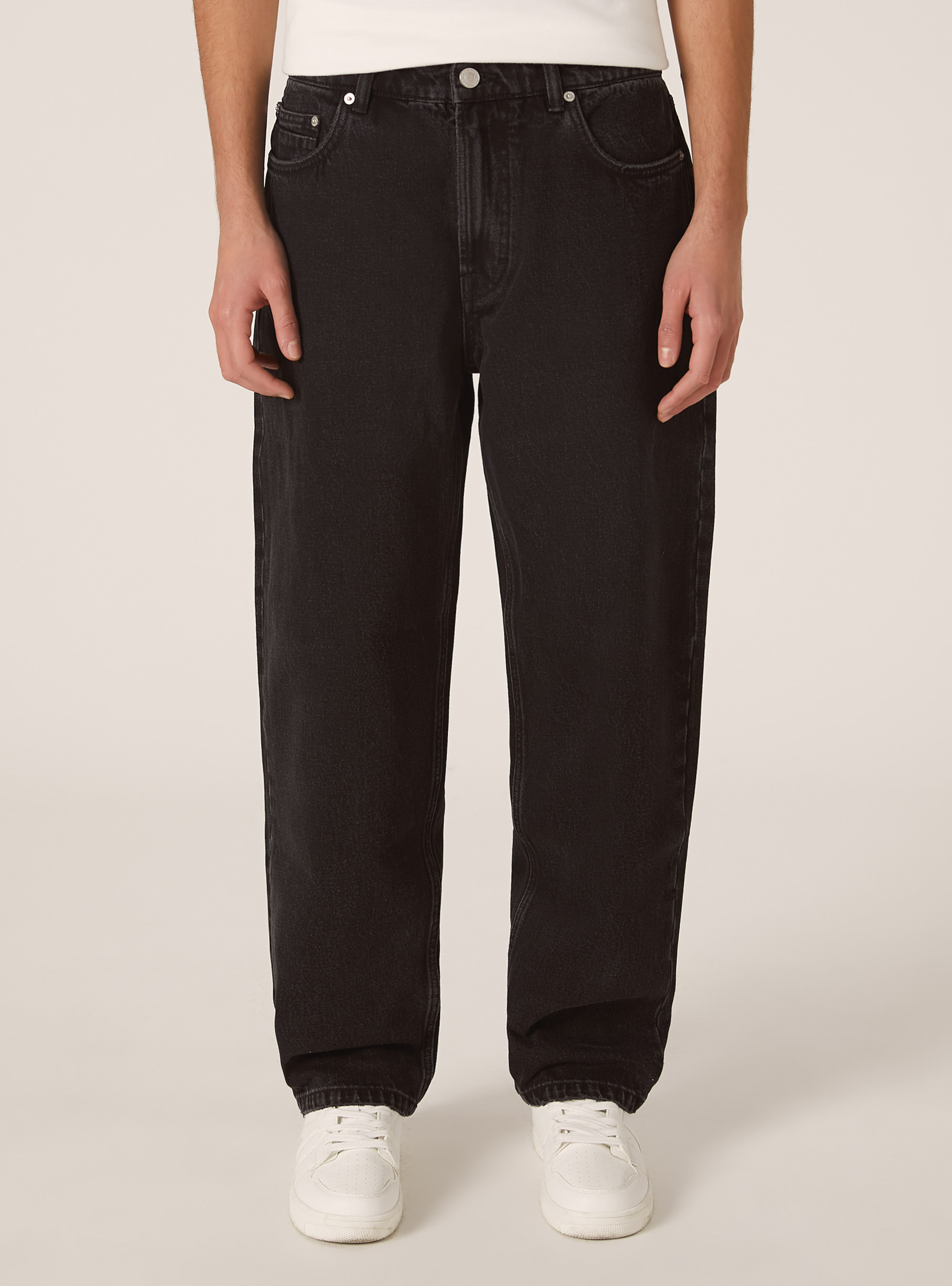 Pantalon droit en denim color&eacute;, BK1 BLACK