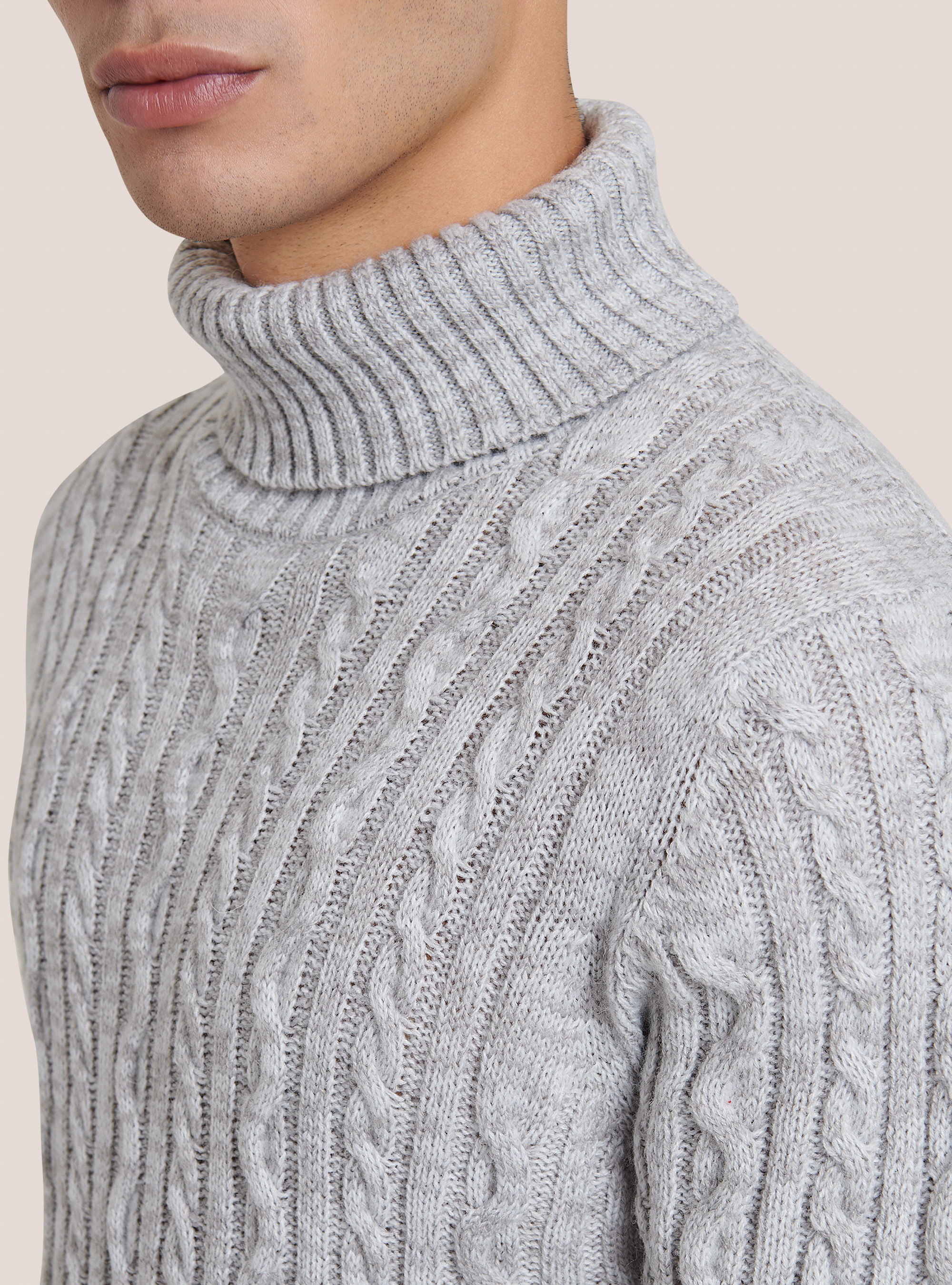 Pullover collo alto con trecce