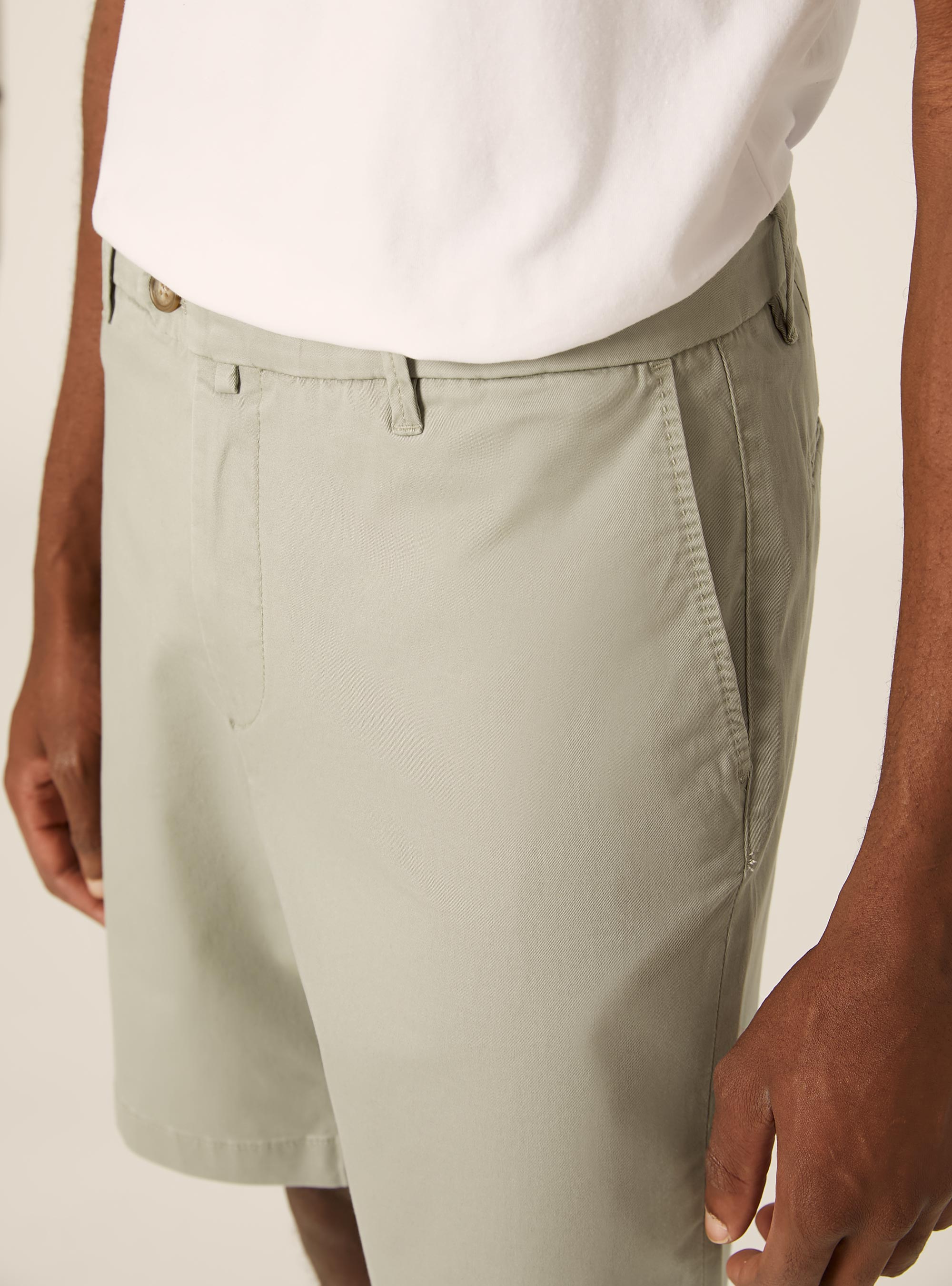Bermuda in twill elasticizzato basico, SG3 SAGE LIGHT