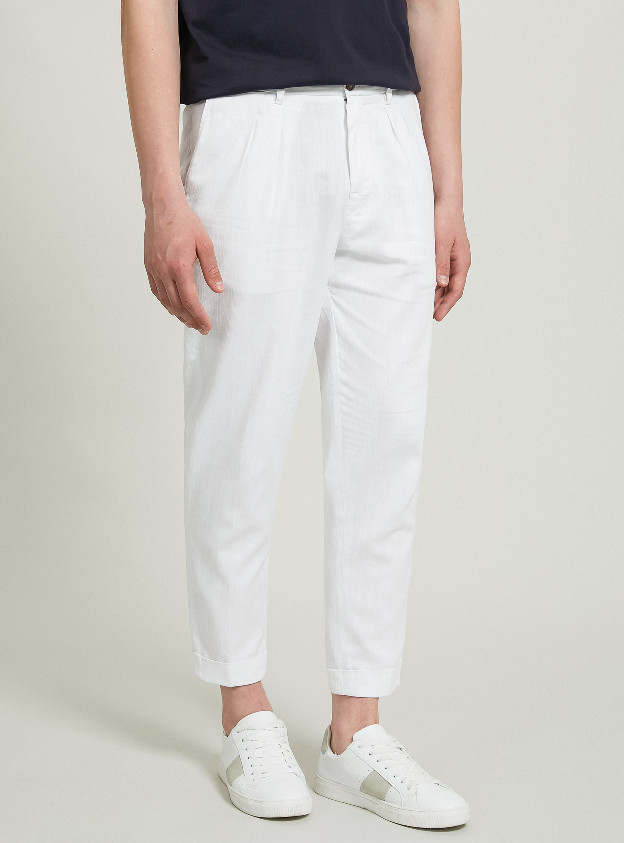 Chinohose aus einer Leinenmischung mit Abnähern, WH2 WHITE