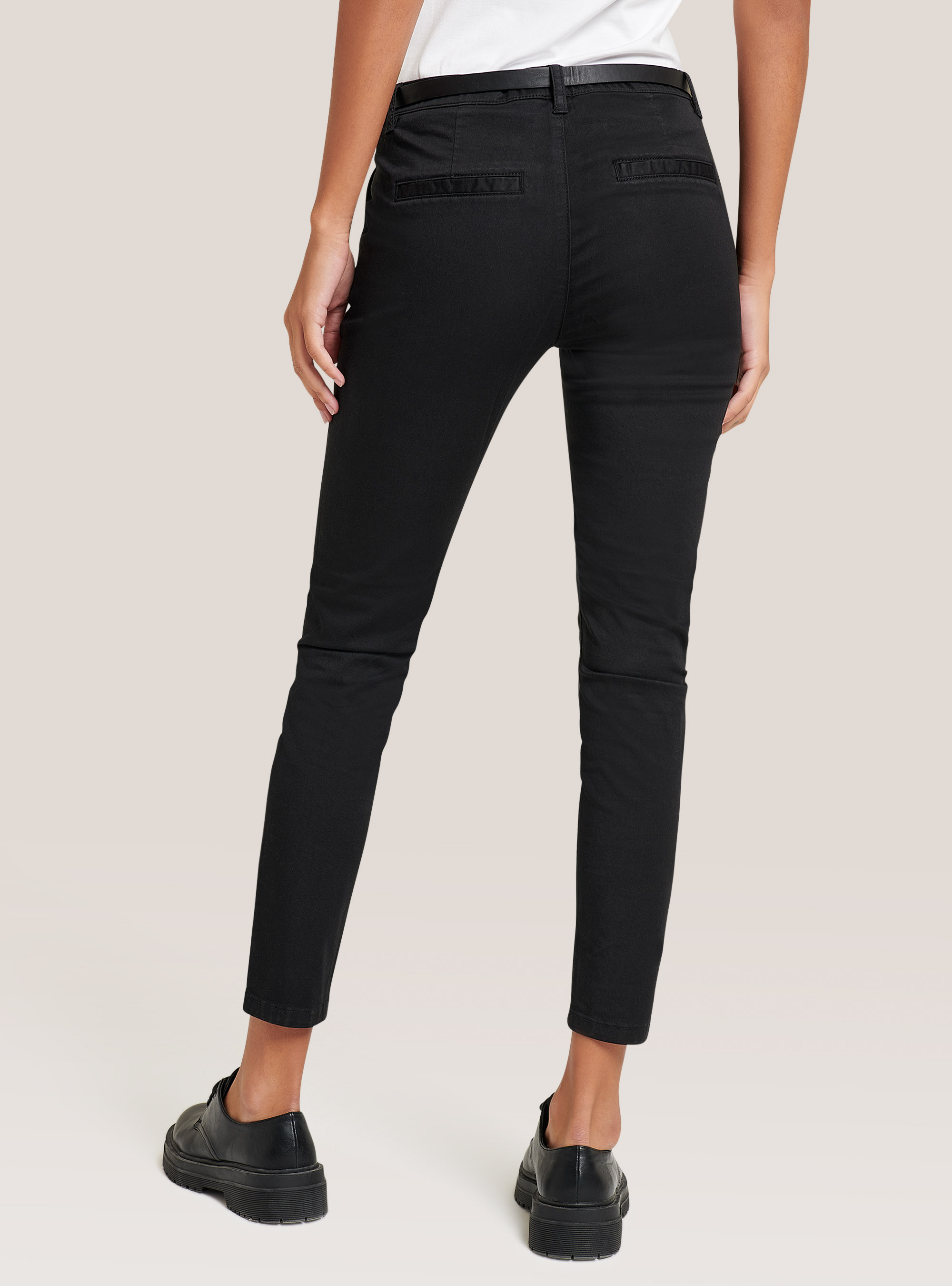 Einfache Chinohose aus Stretch-Satin mit Träger, C101 BLACK