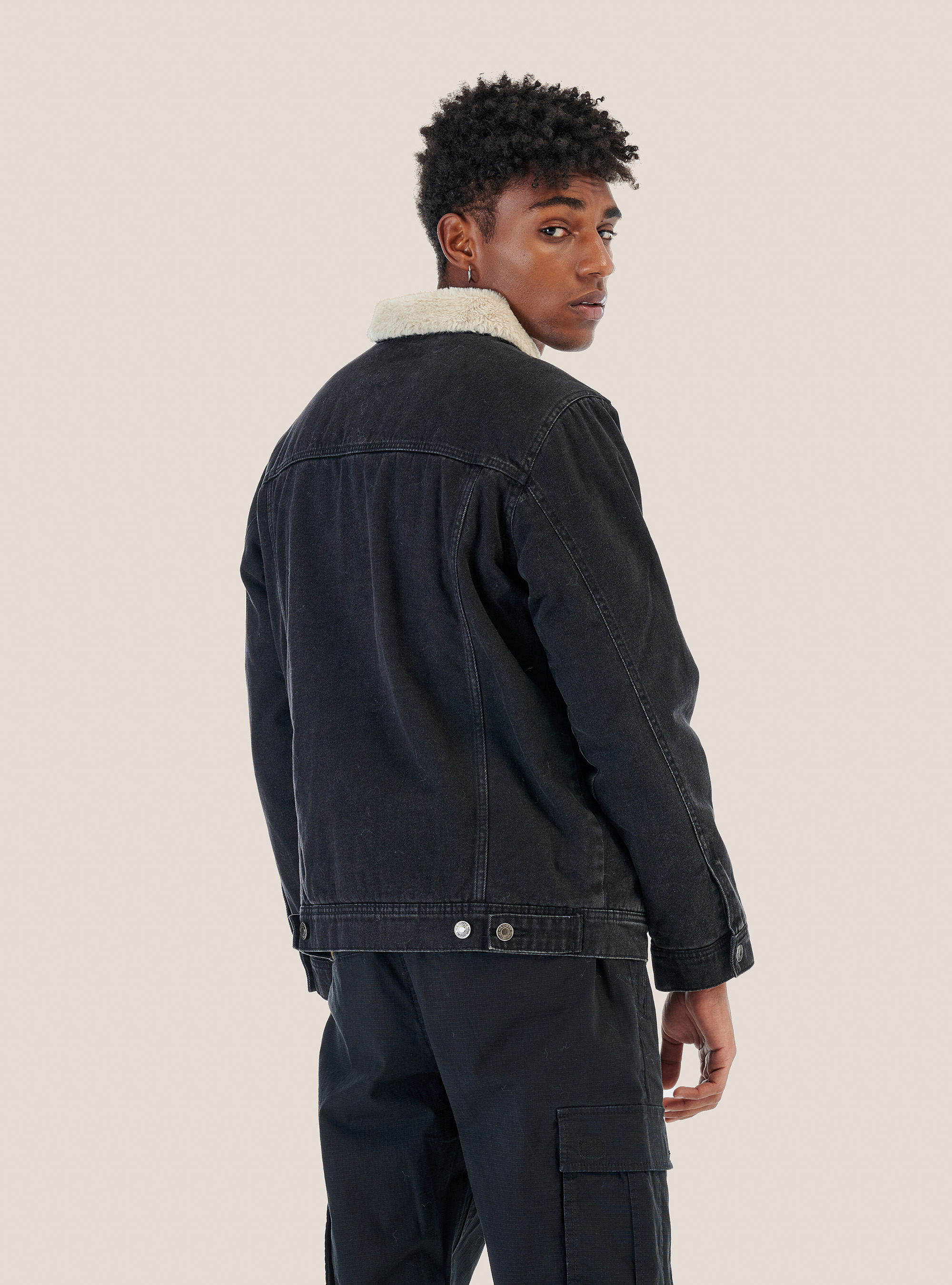 Giubbotto in denim con inserti in agnellato, NERO