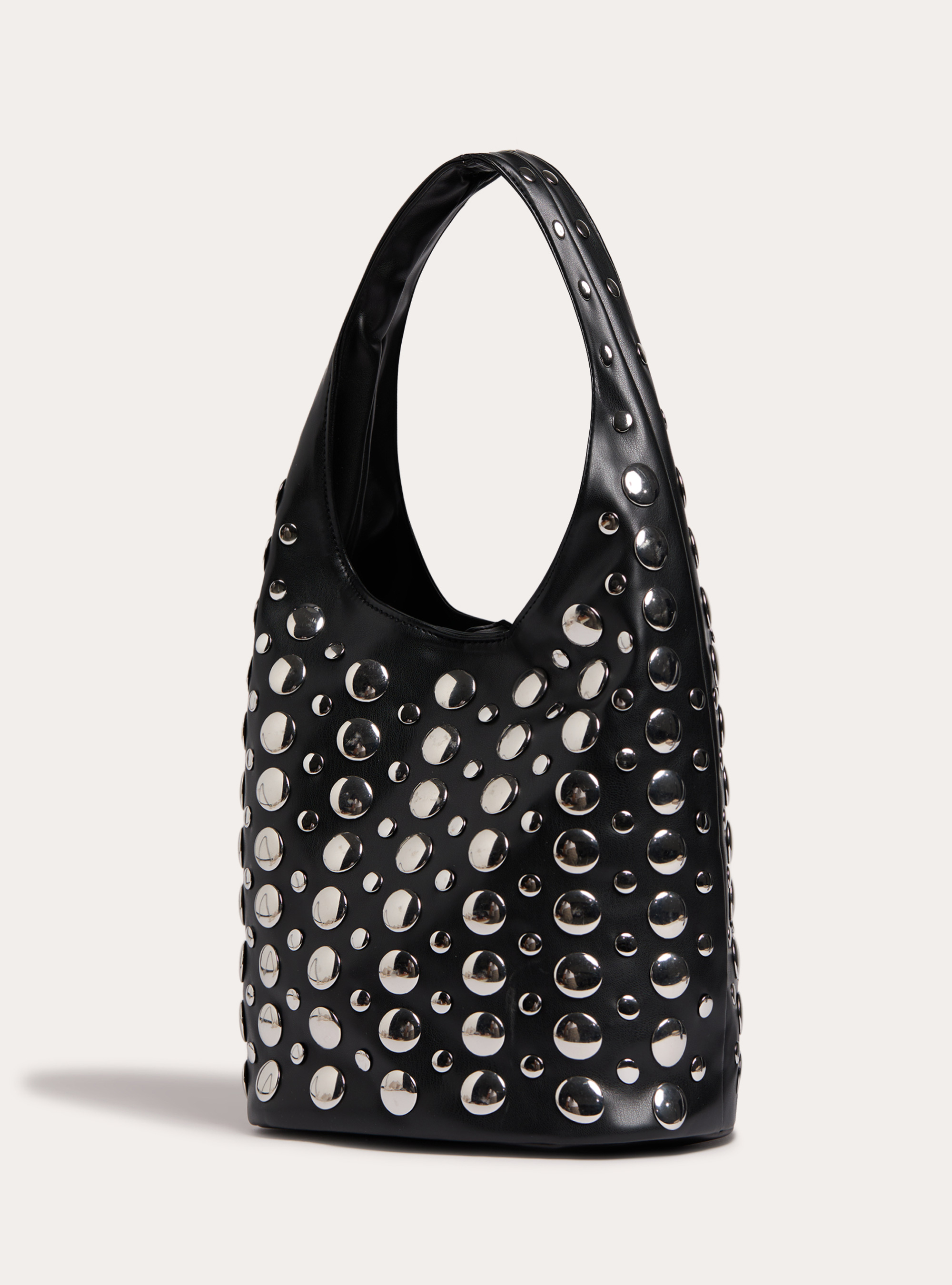 Borsa a secchiello con borchie, BK1 BLACK