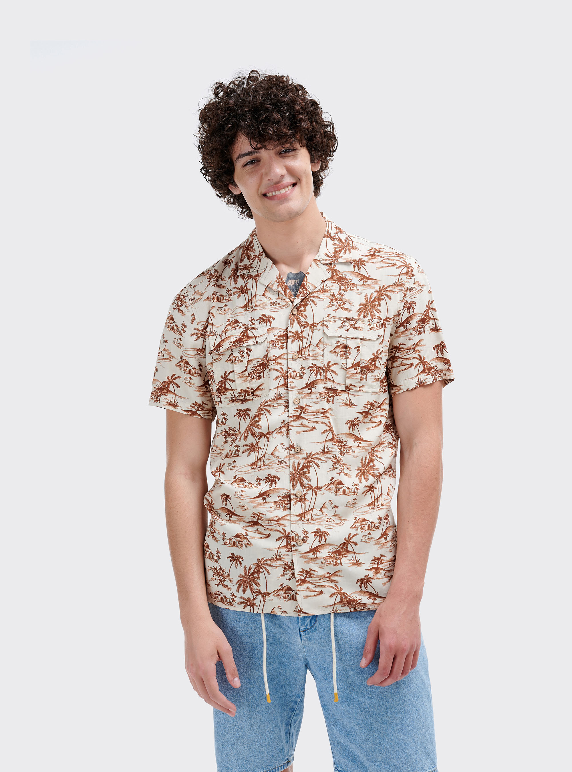 Camicia con stampa palme e due tasche, BEIGE/CAMMELLO
