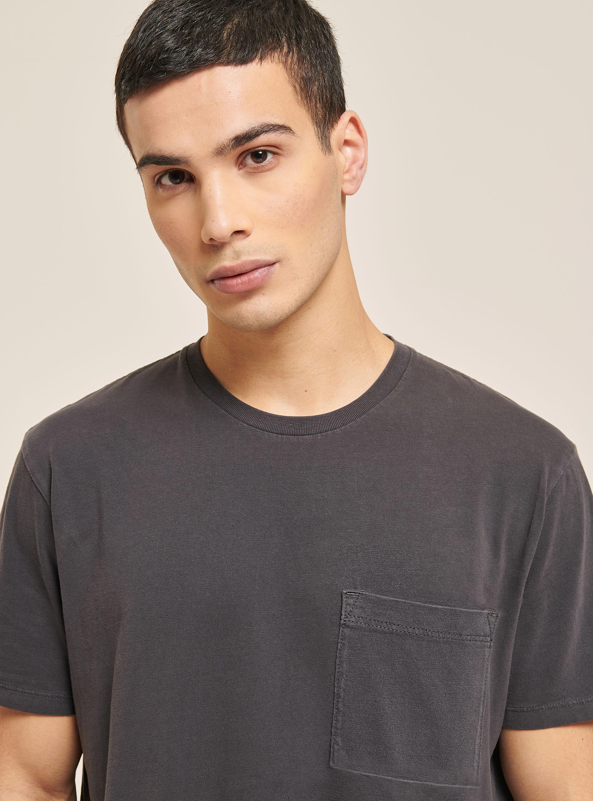 Camiseta b&aacute;sica de algod&oacute;n con bolsillo, NEGRO