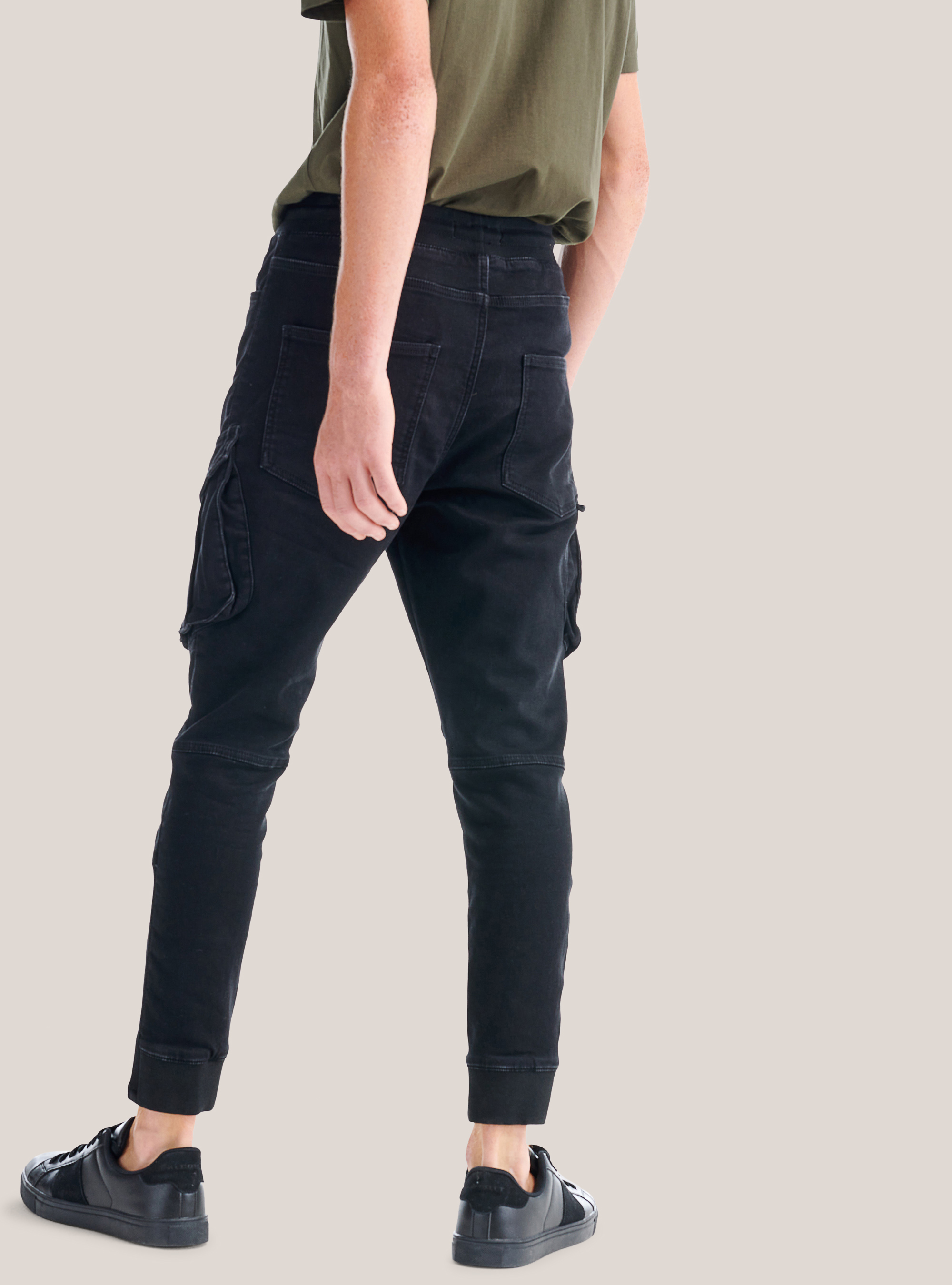Jogger con coulisse y bolsillos, NEGRO