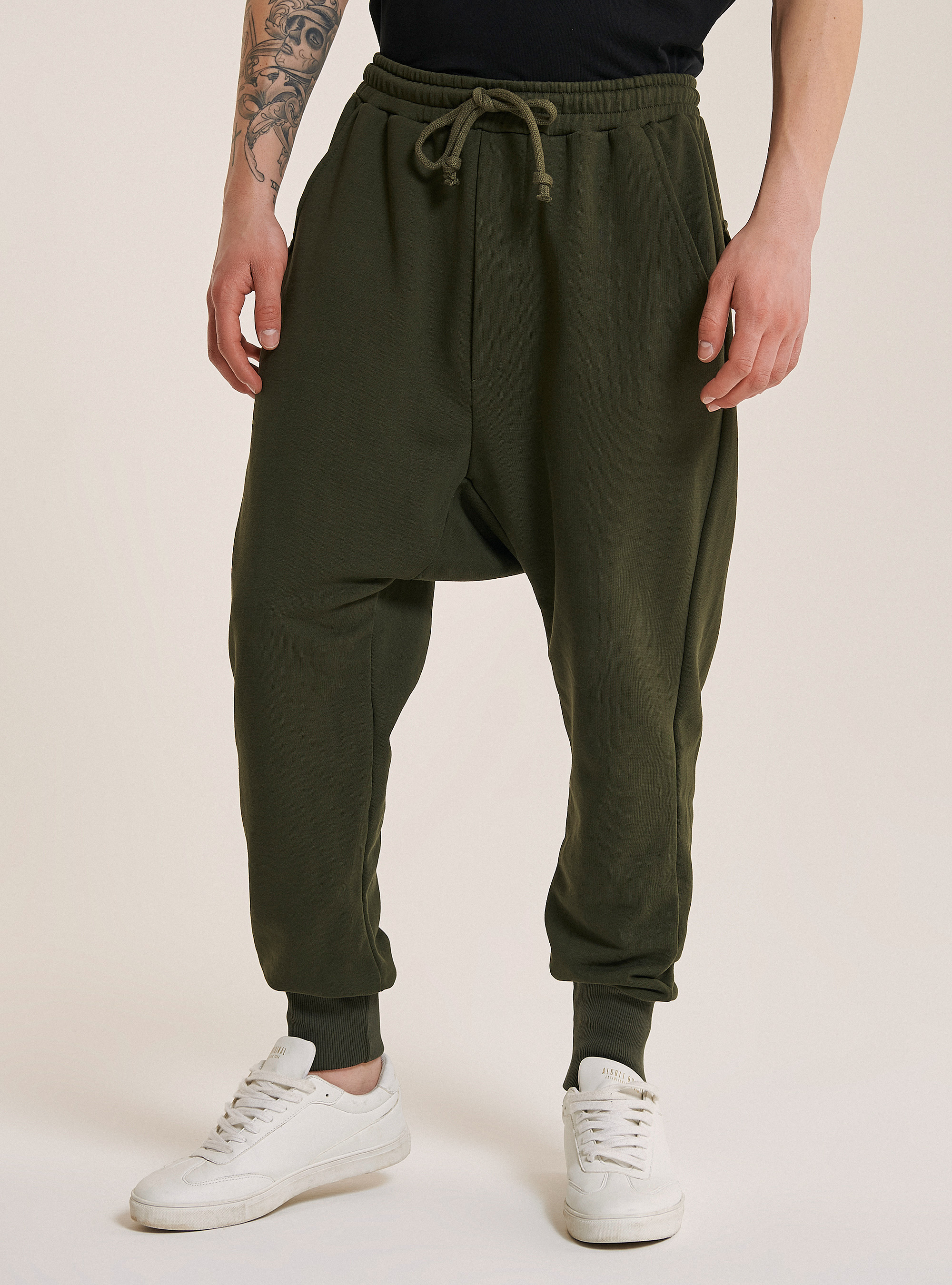 Basic-Jogger aus Plüsch mit tiefem Schritt, C5587 KAKY