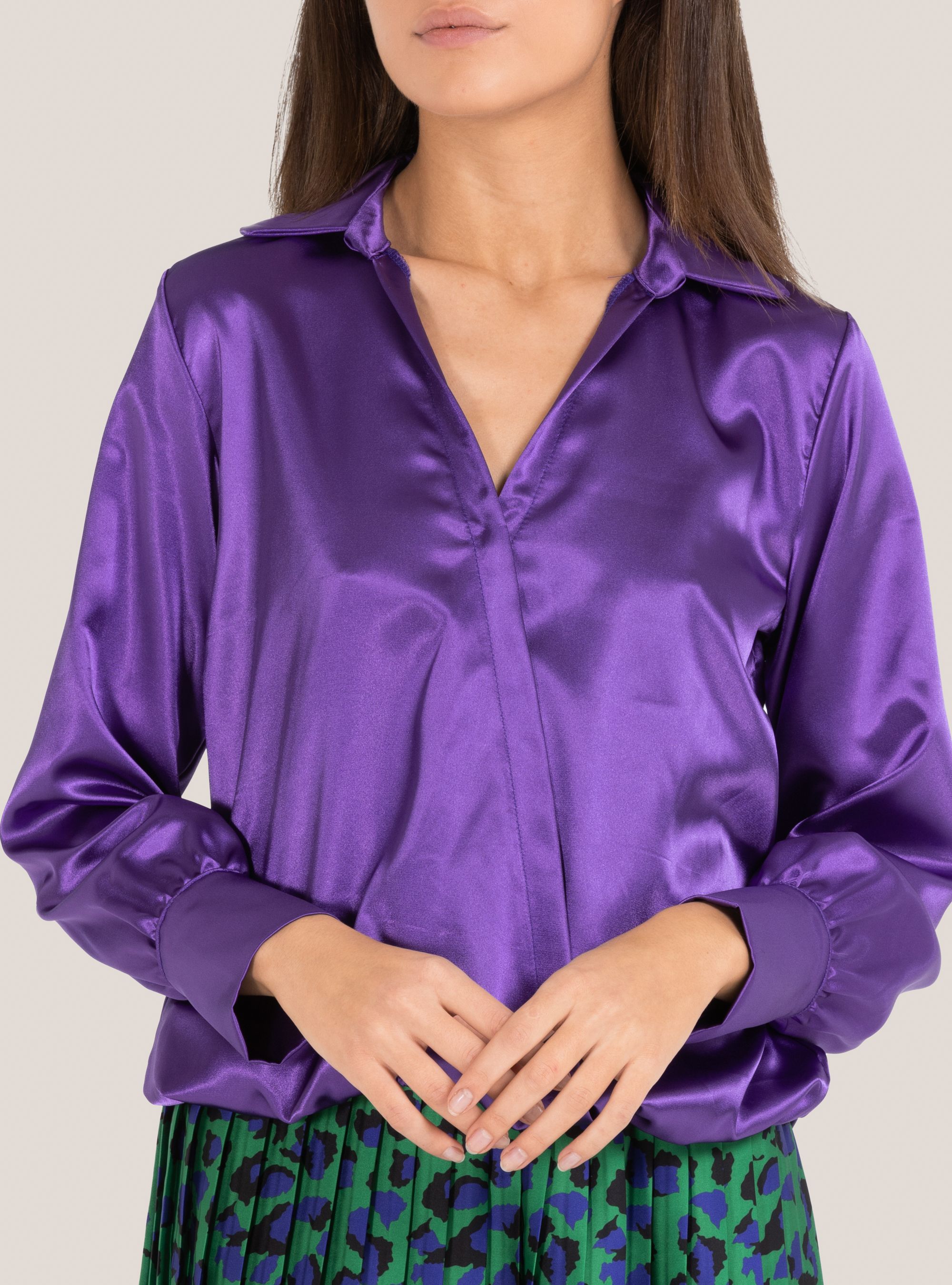 Blusa in satin con scollo ad incrocio, C4453 PURPLE