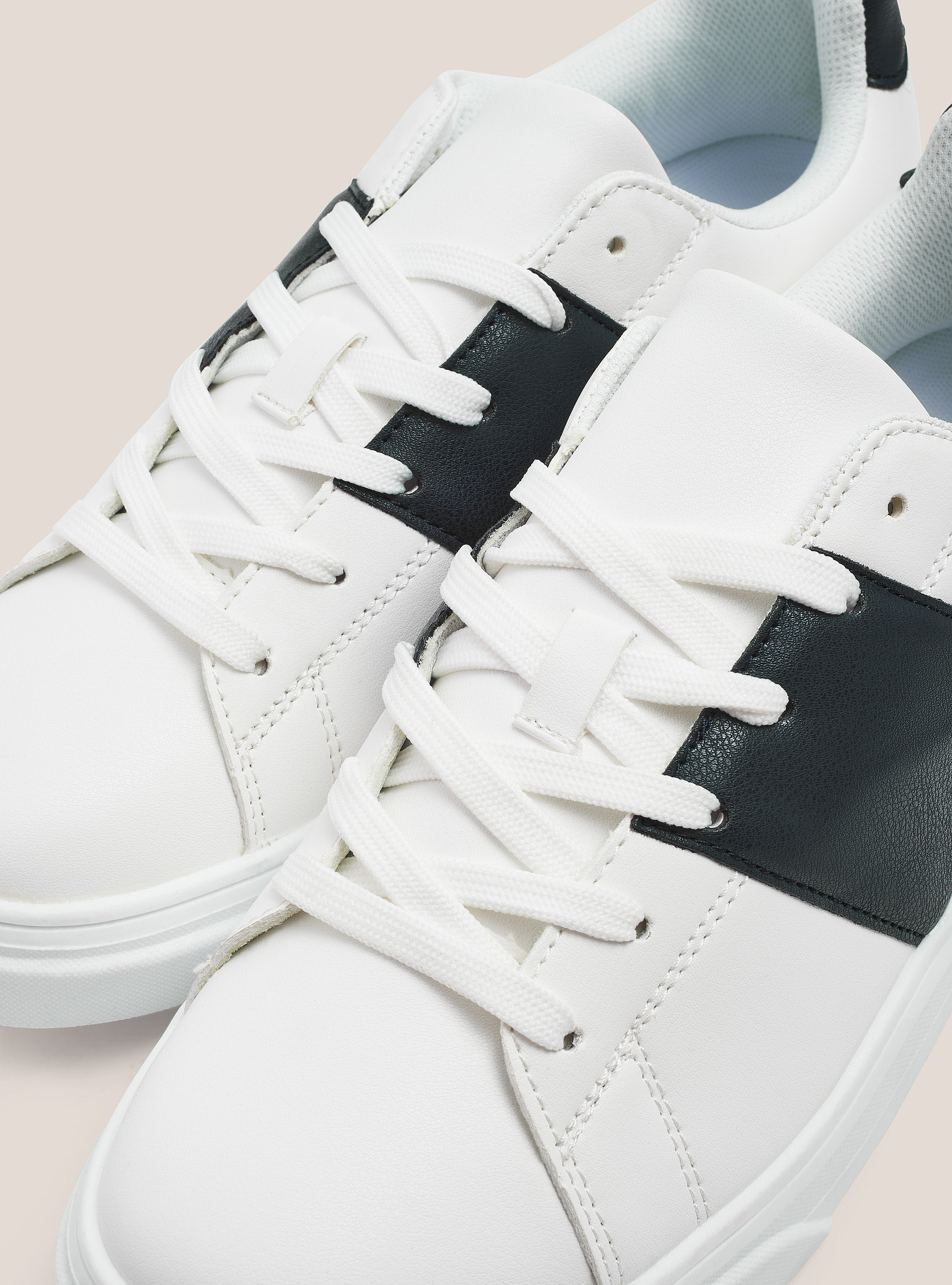 Baskets avec d&eacute;tail en daim, C099 WHITE