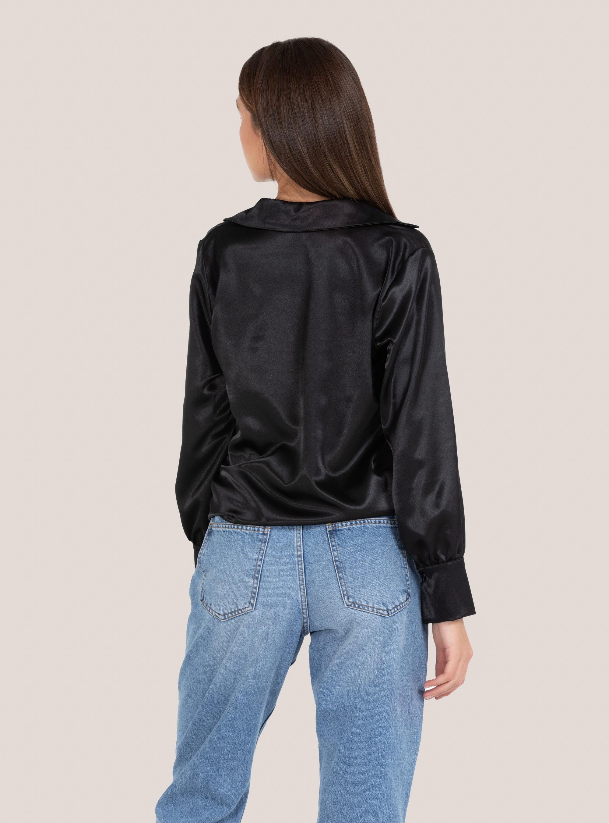 Blusa in satin con scollo ad incrocio, NEGRO