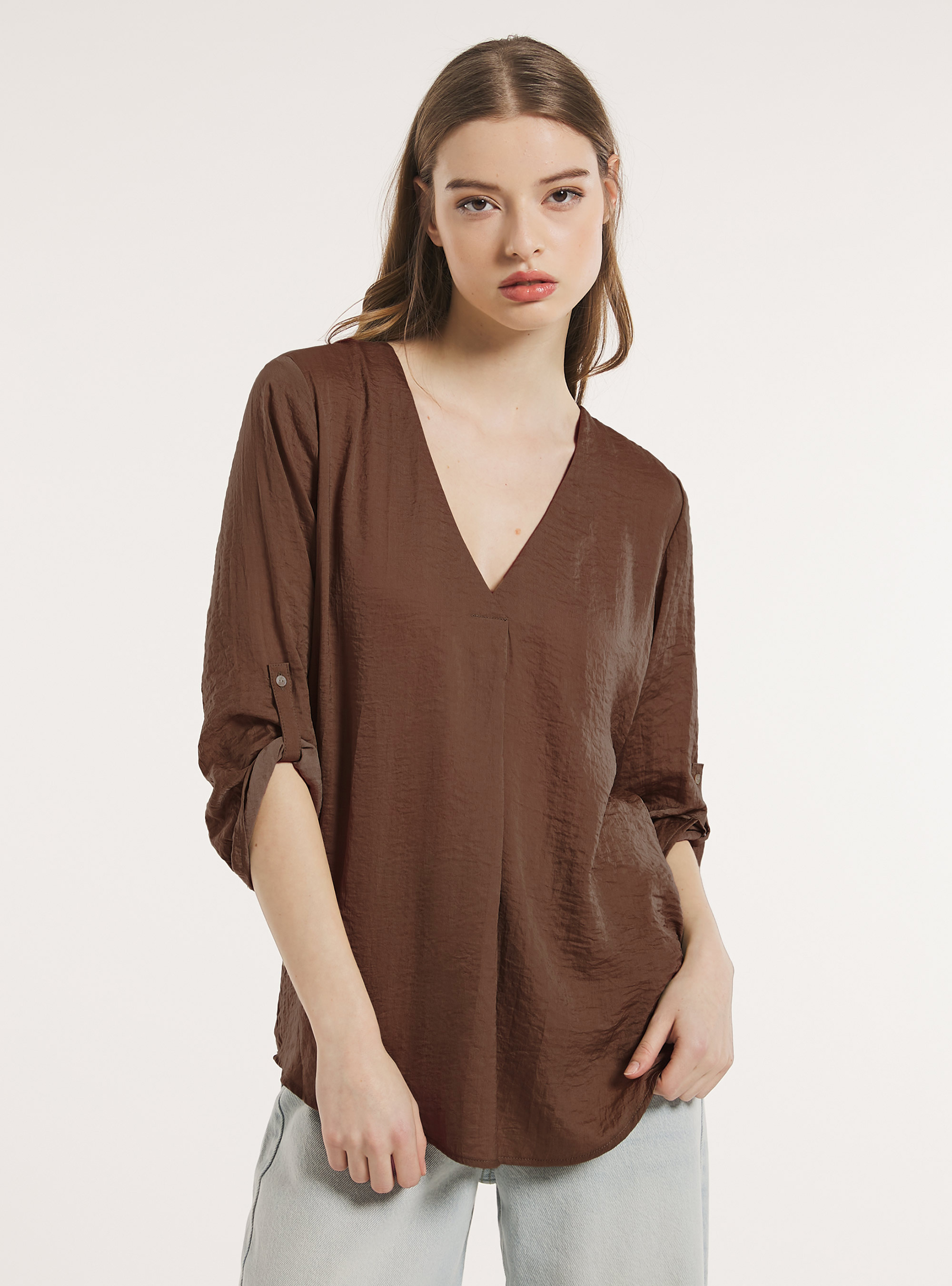 Blusa con scollo a v in satin, BR2 BROWN MEDIUM