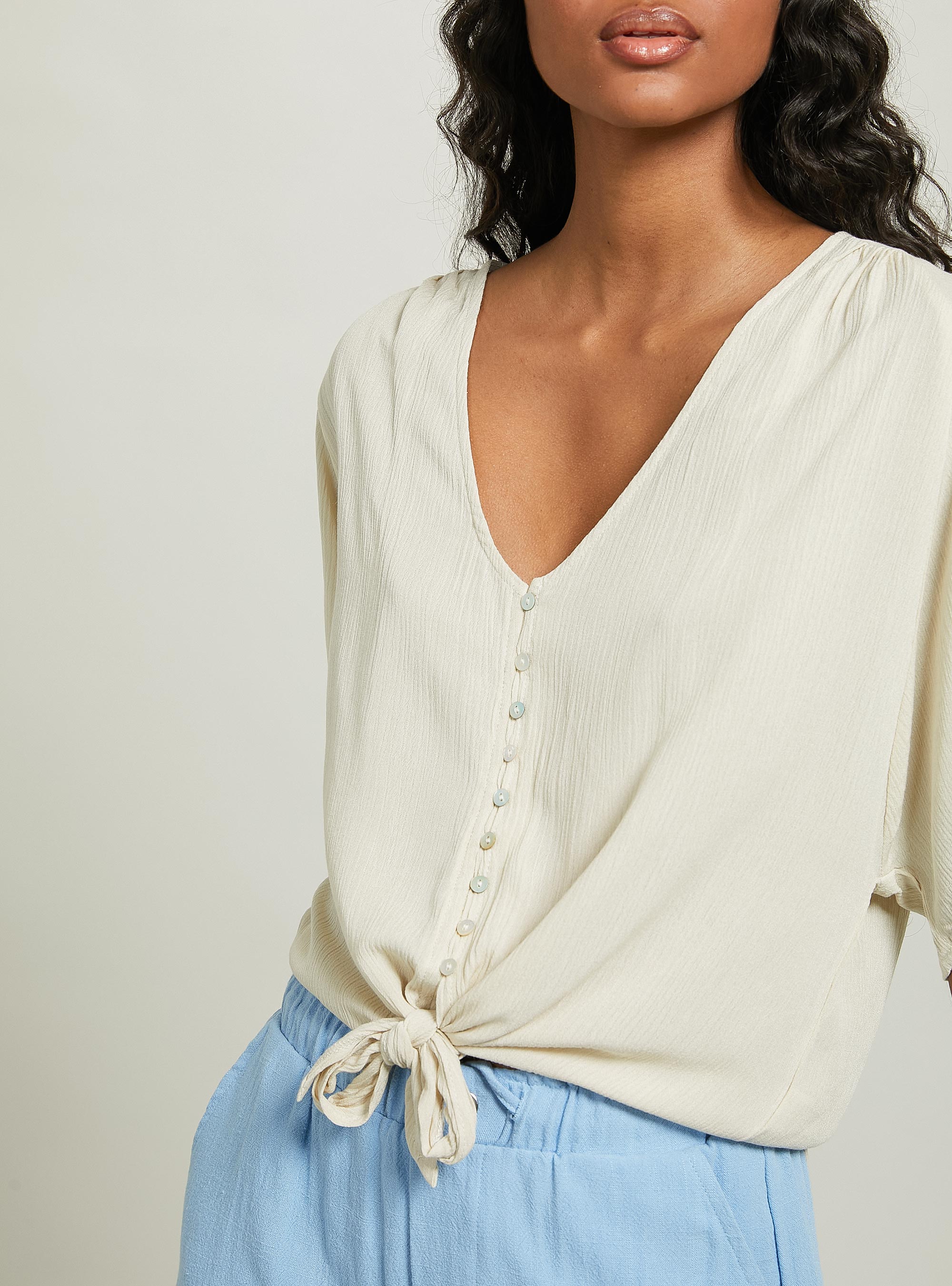 Chemise unie à col en V avec noeud à la taille, BG3 BEIGE LIGHT