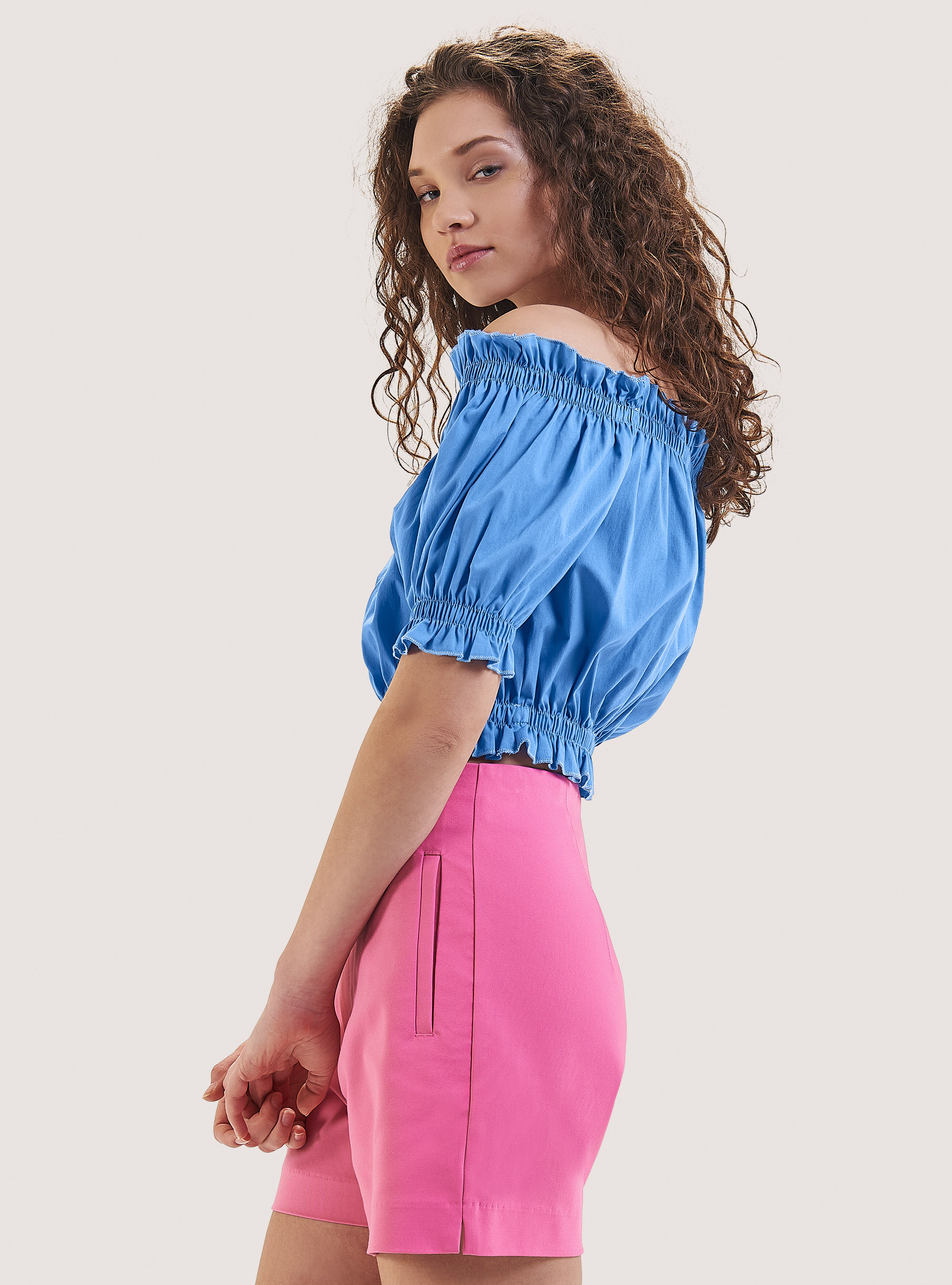 Blusa cropped arricciata con scollo bardot, C0299 AZZURRE