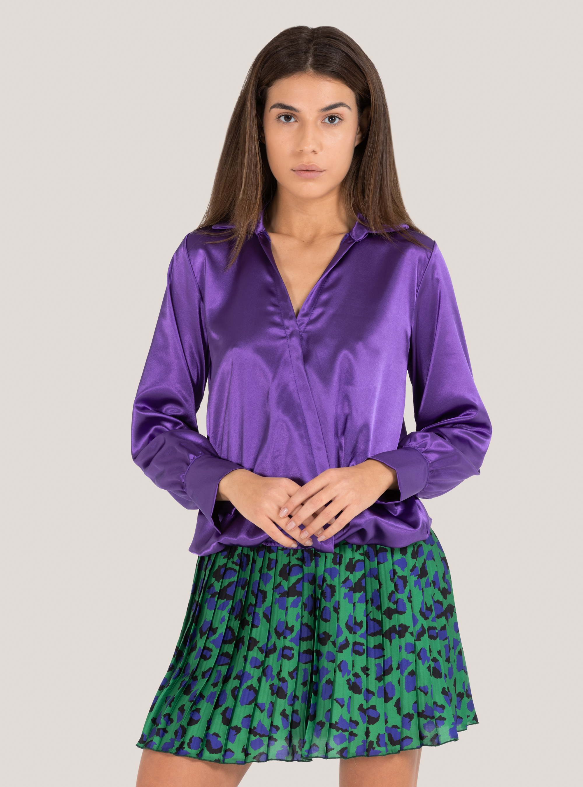 Blusa in satin con scollo ad incrocio, C4453 PURPLE