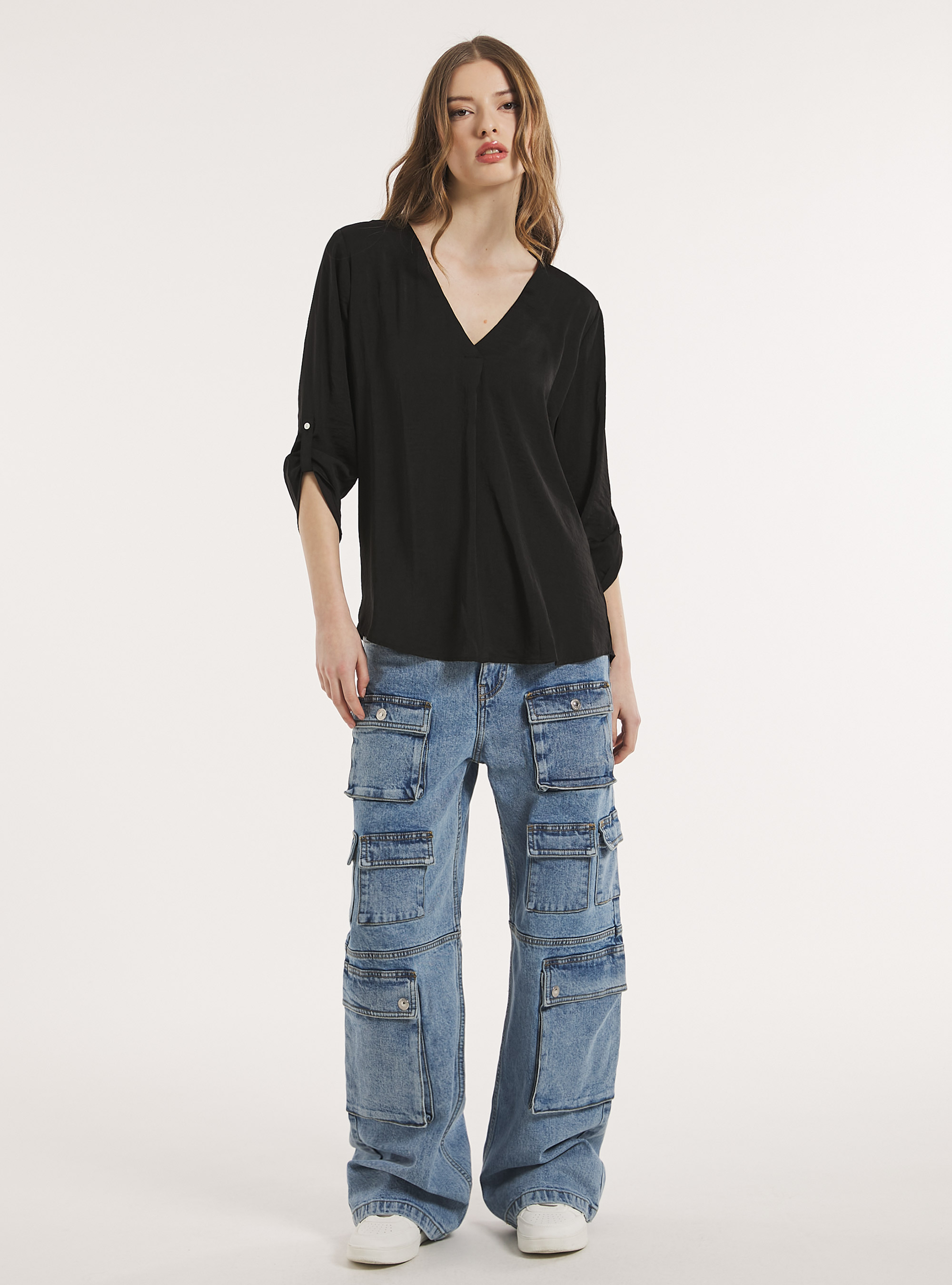 Blusa con scollo a v in satin, BK1 BLACK