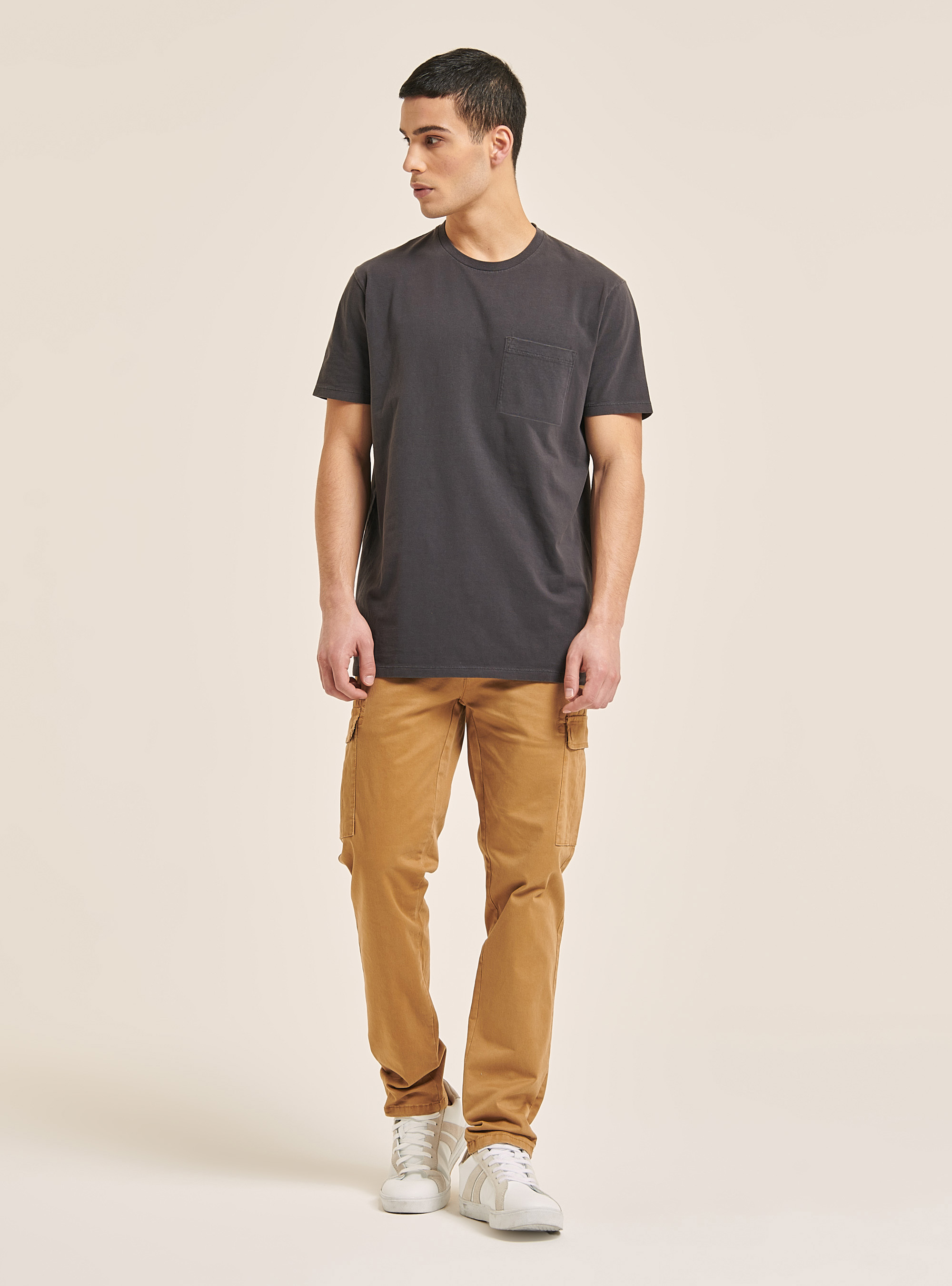 Camiseta b&aacute;sica de algod&oacute;n con bolsillo, NEGRO