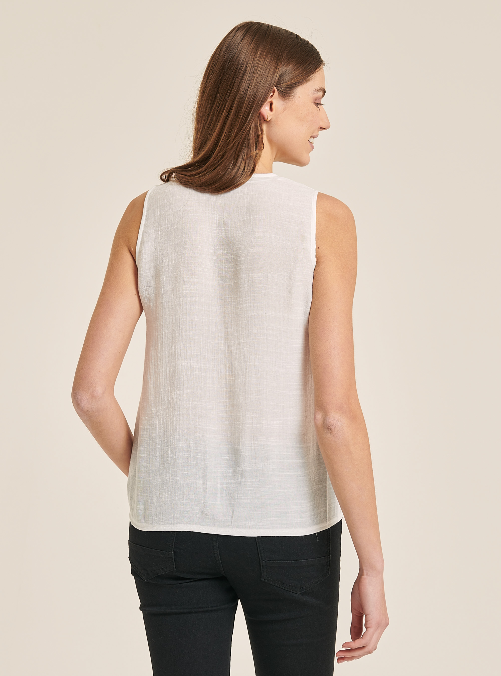 Basic blouse with neckline detail, WHITE