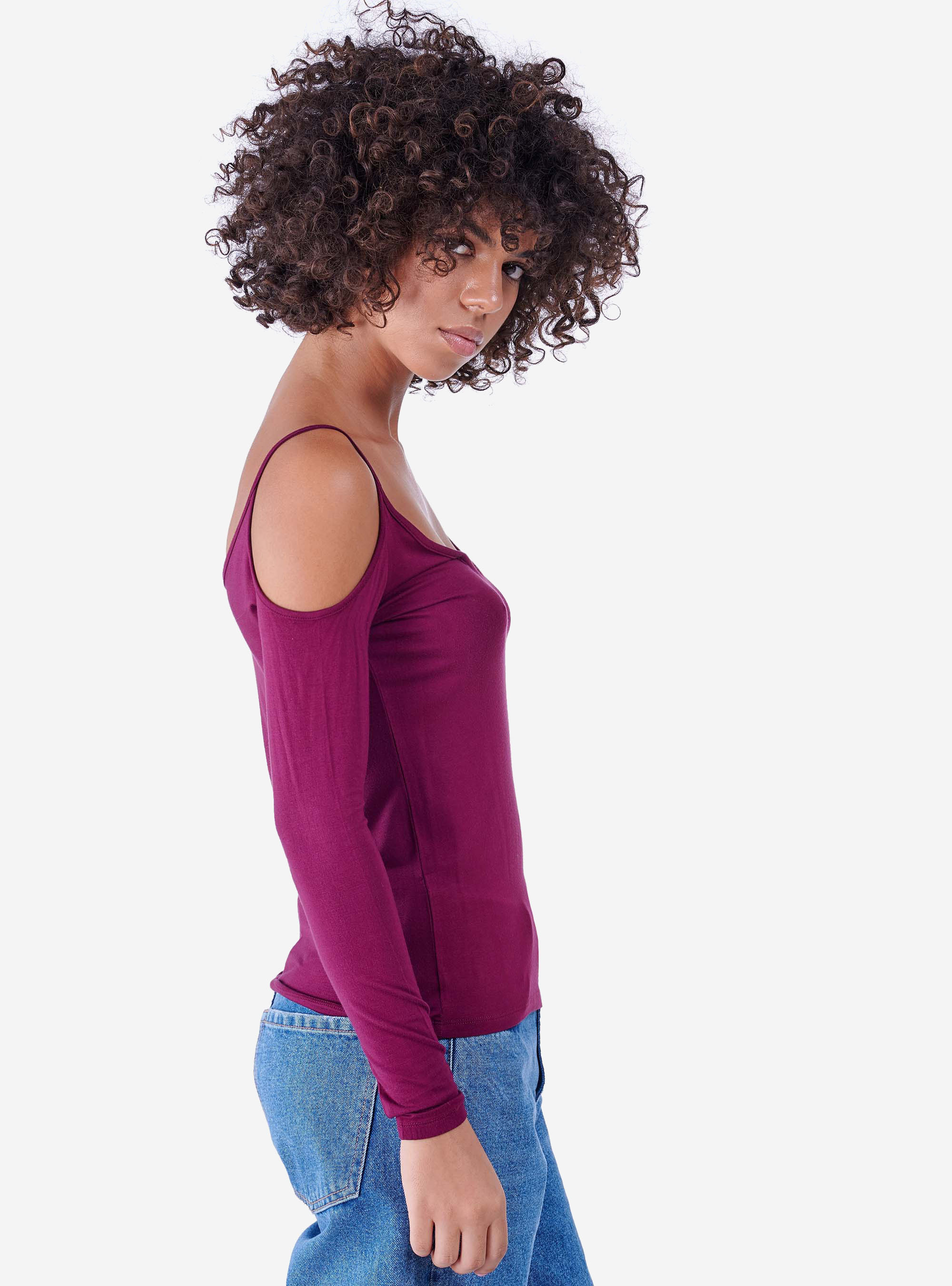 V-NECK SWEATER AND UNCOVERED SHOULDERS, BORDEAUX