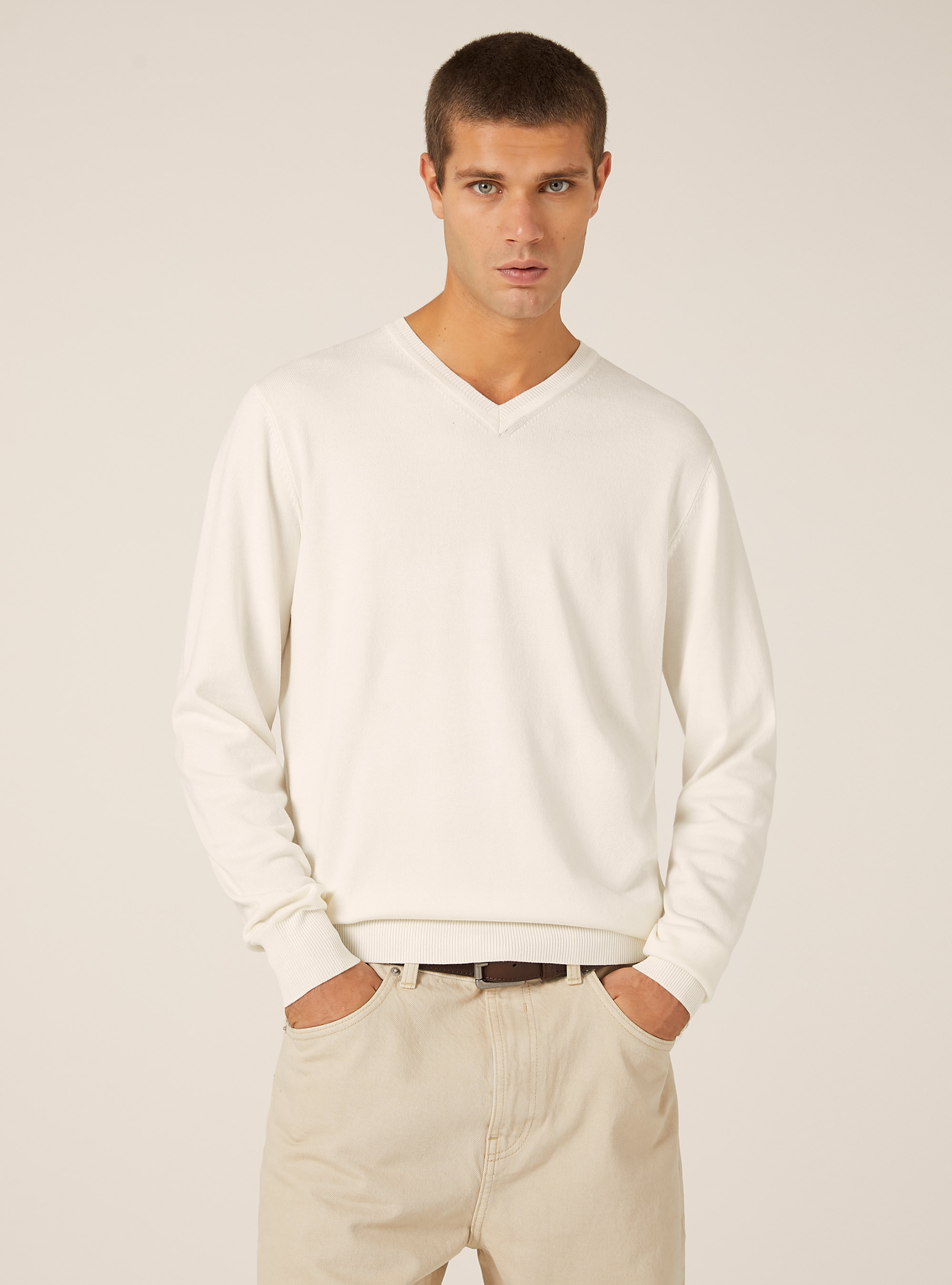Jersey con cuello en V de viscosa Ecovero, WH2 WHITE