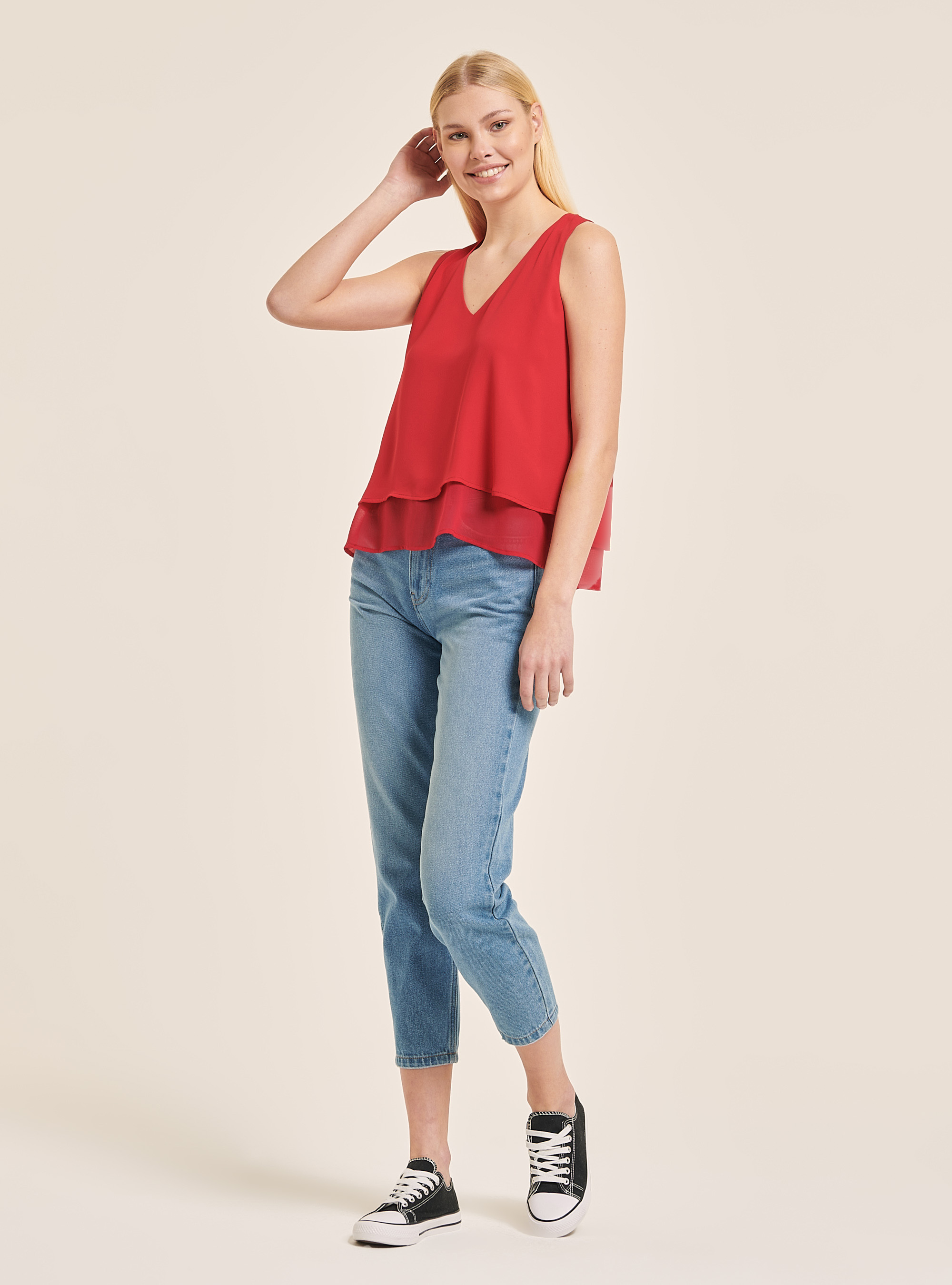 Sleeveless v-neck blouse, RED