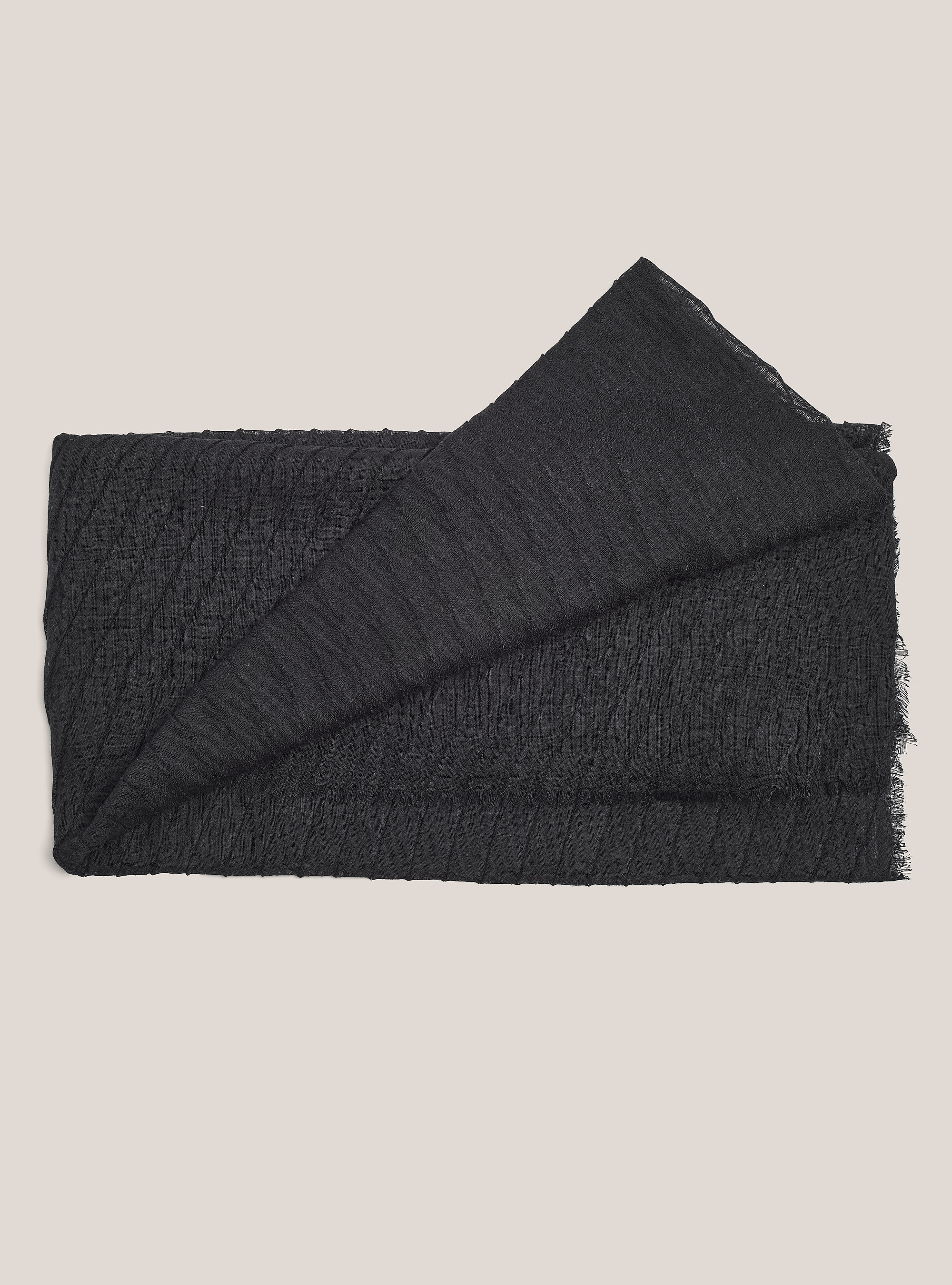 Lightweight scarf with fringes, BLACK